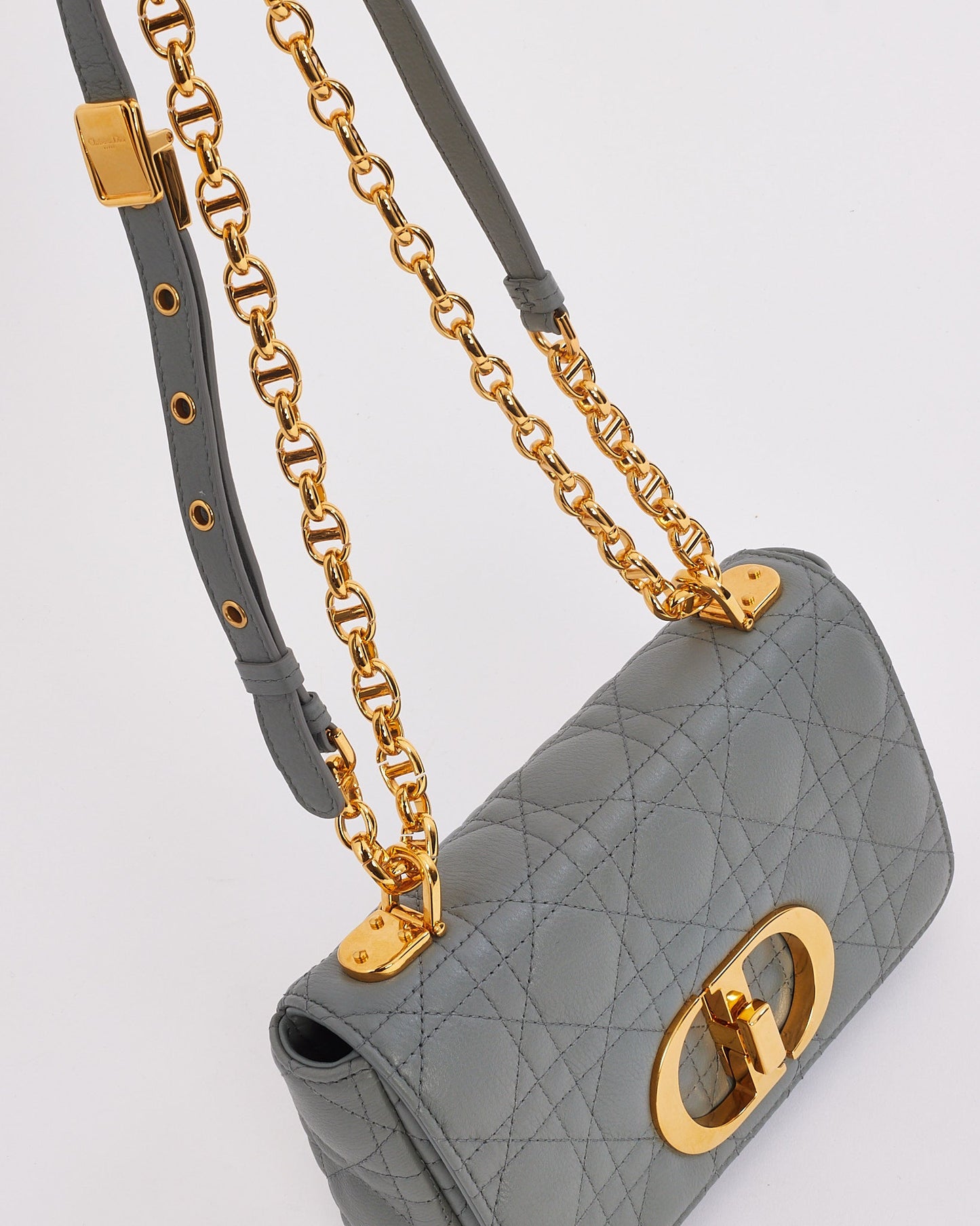 Petit sac Caro en cuir gris (pierre) Dior avec détails dorés