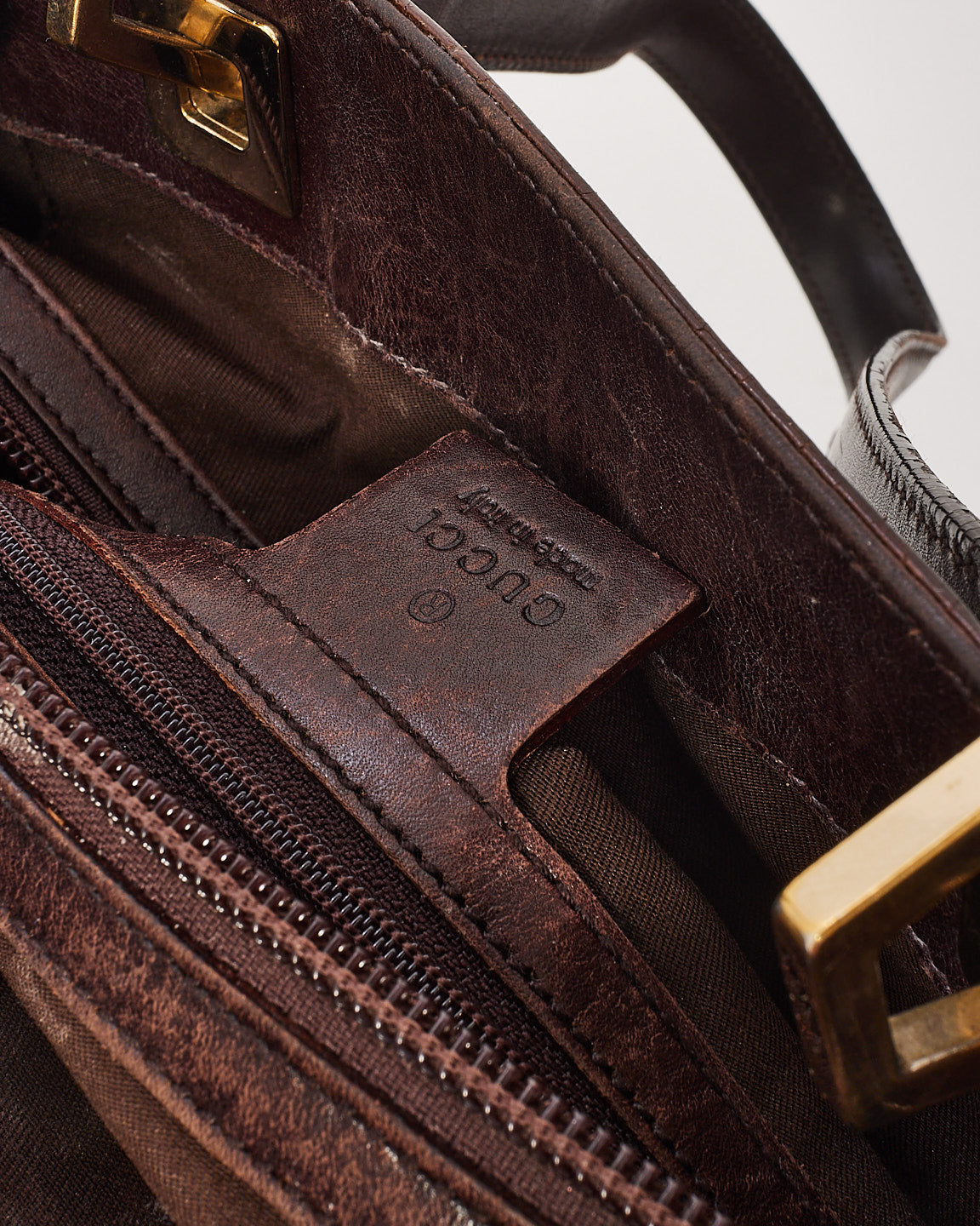 Petit fourre-tout punch en cuir gaufré Gucci Brown Signature G