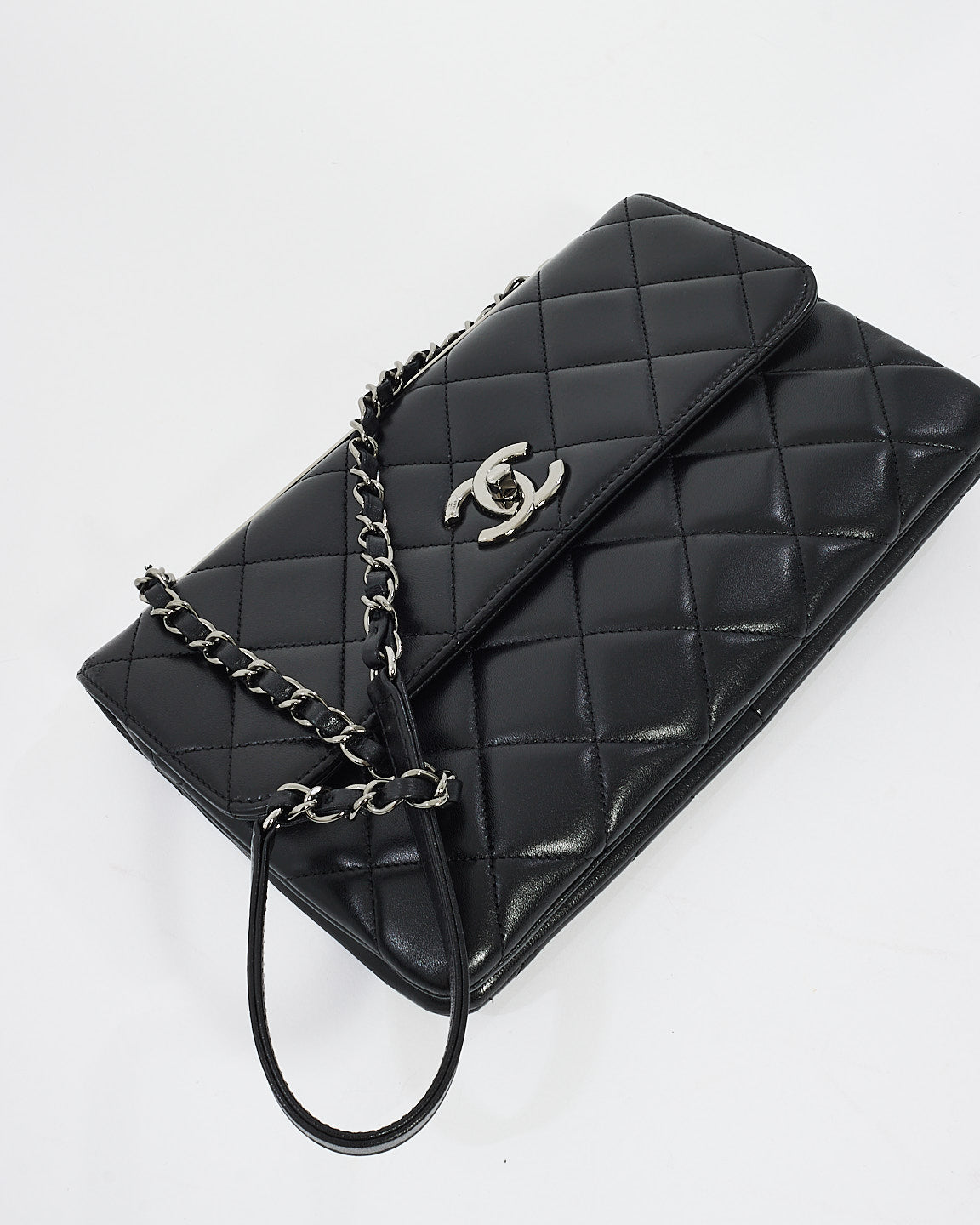 Sac à bandoulière à rabat CC tendance en cuir d'agneau matelassé noir Chanel
