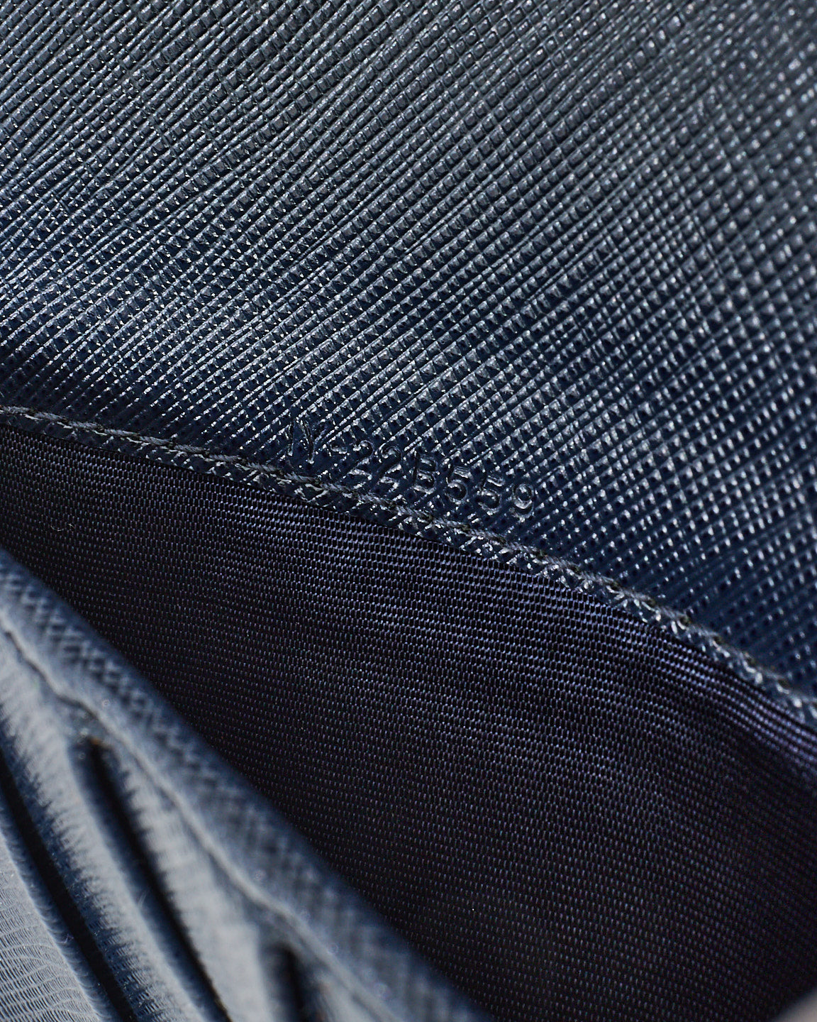 Salvatore Ferragamo Portefeuille à nœud en cuir Saffiano bleu marine