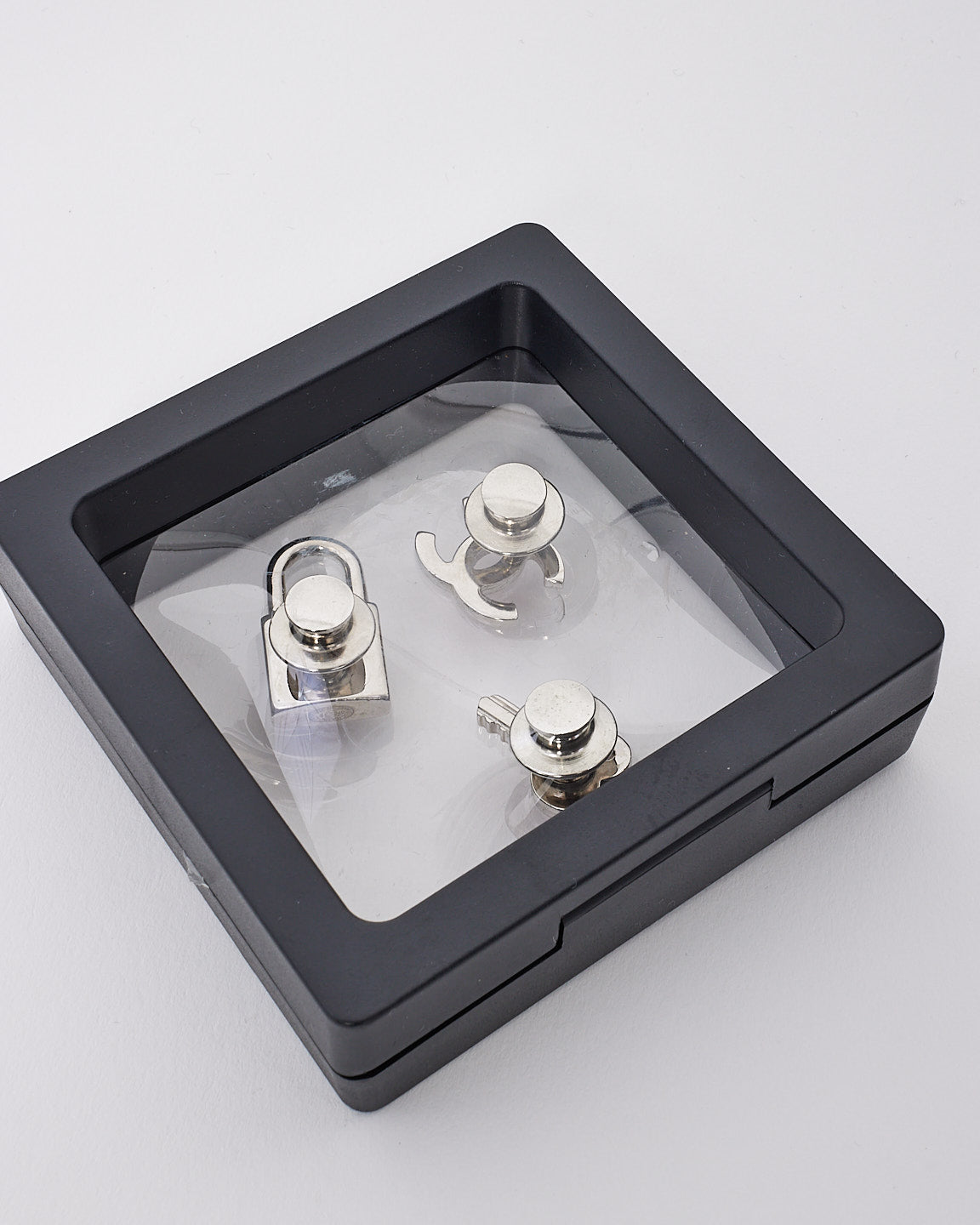 Boucles d'oreilles Chanel avec clé cadenas rose et argent et logo CC