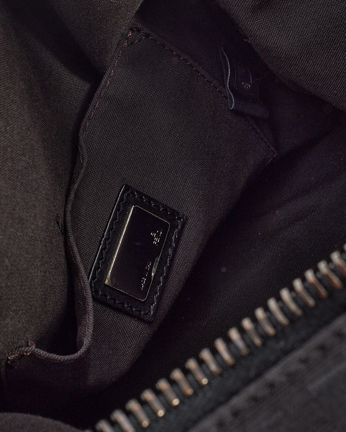 Grand fourre-tout réédition en cuir perforé gris métallisé Chanel