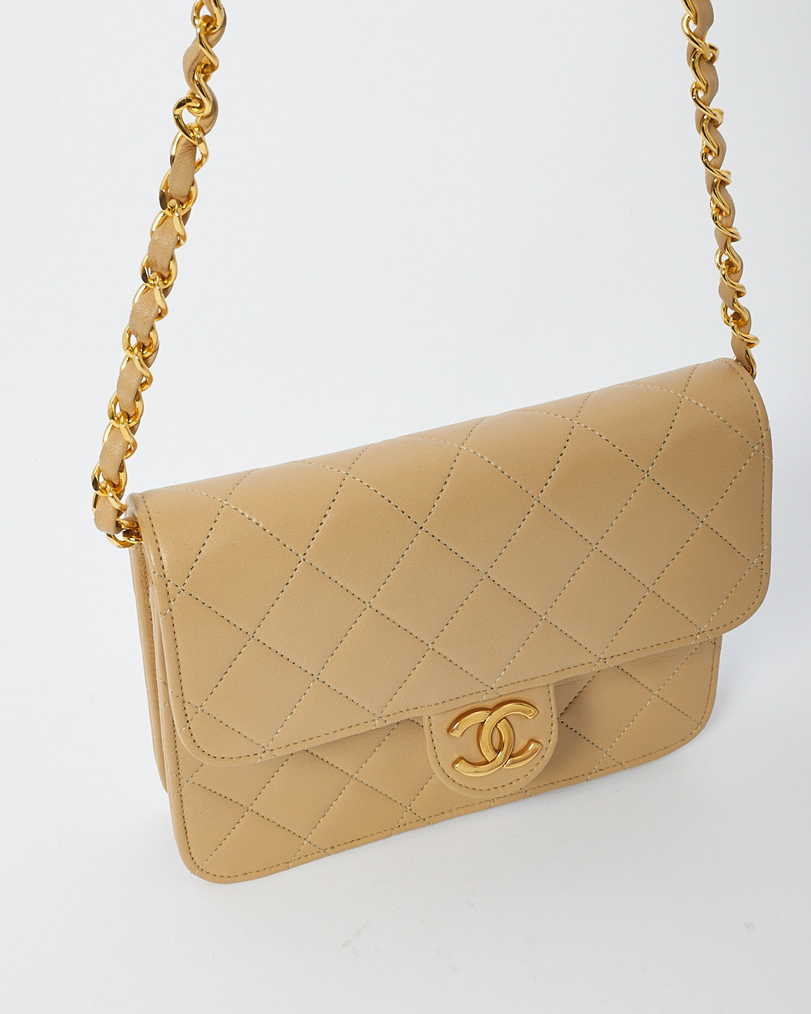 Chanel Vintage en cuir d'agneau beige matelassé en or 24 carats petit sac carré à chaîne à rabat unique
