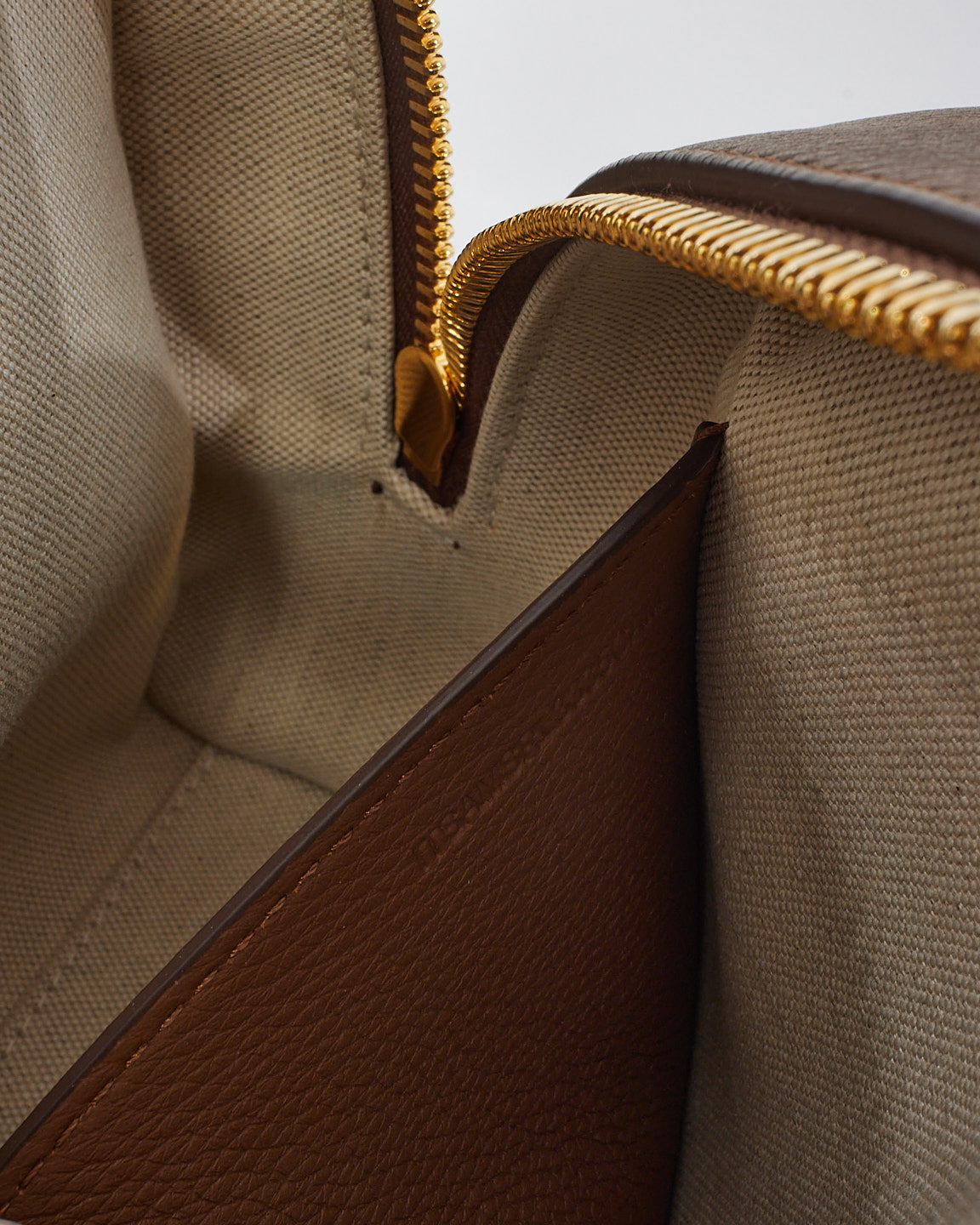 Burberry Sac fourre-tout mini demi-cube en cuir marron