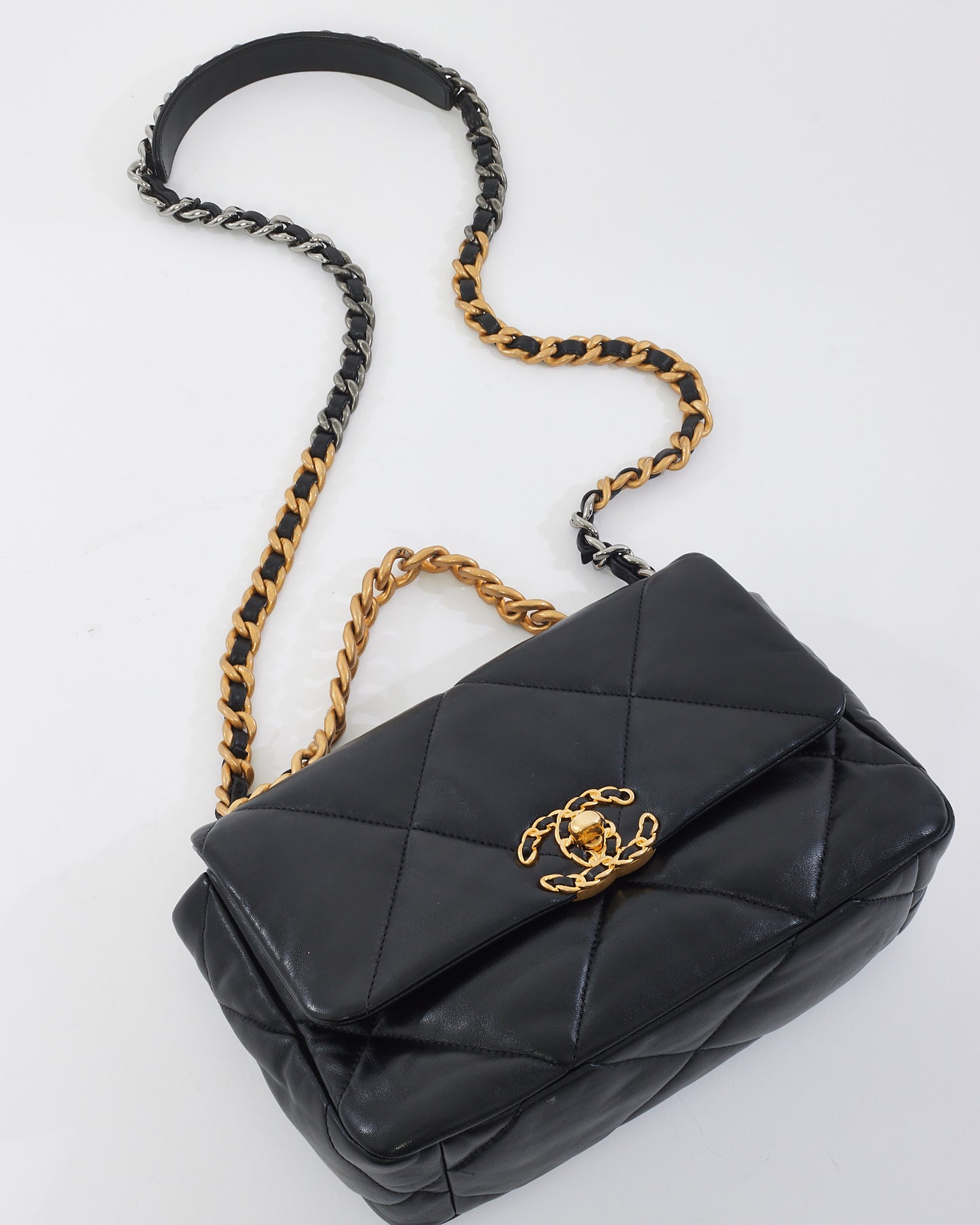 Sac à bandoulière Medium 19 en cuir matelassé noir Chanel