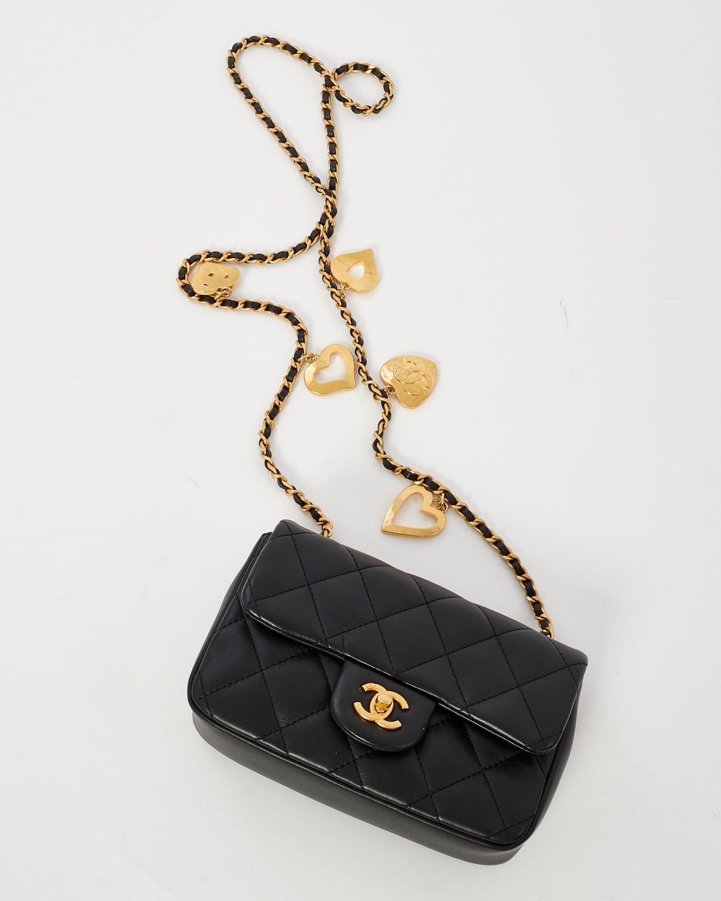 Mini sac à rabat CC et breloque cœur en cuir d'agneau noir Chanel GHW