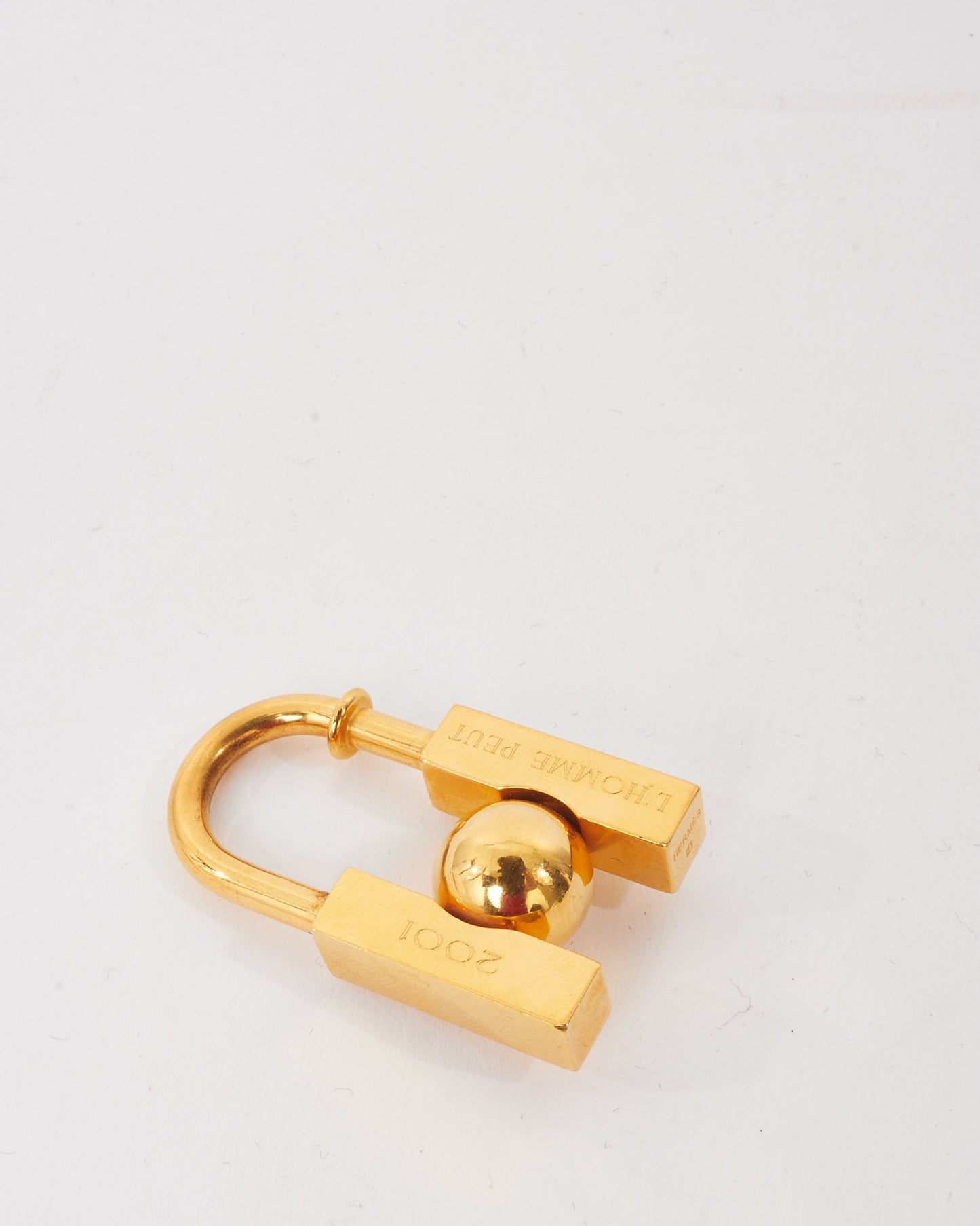 Hermès Limited Edition 2001 Gold Metal L'Homme Peut Embellir La Terre Cadena Lock Charm