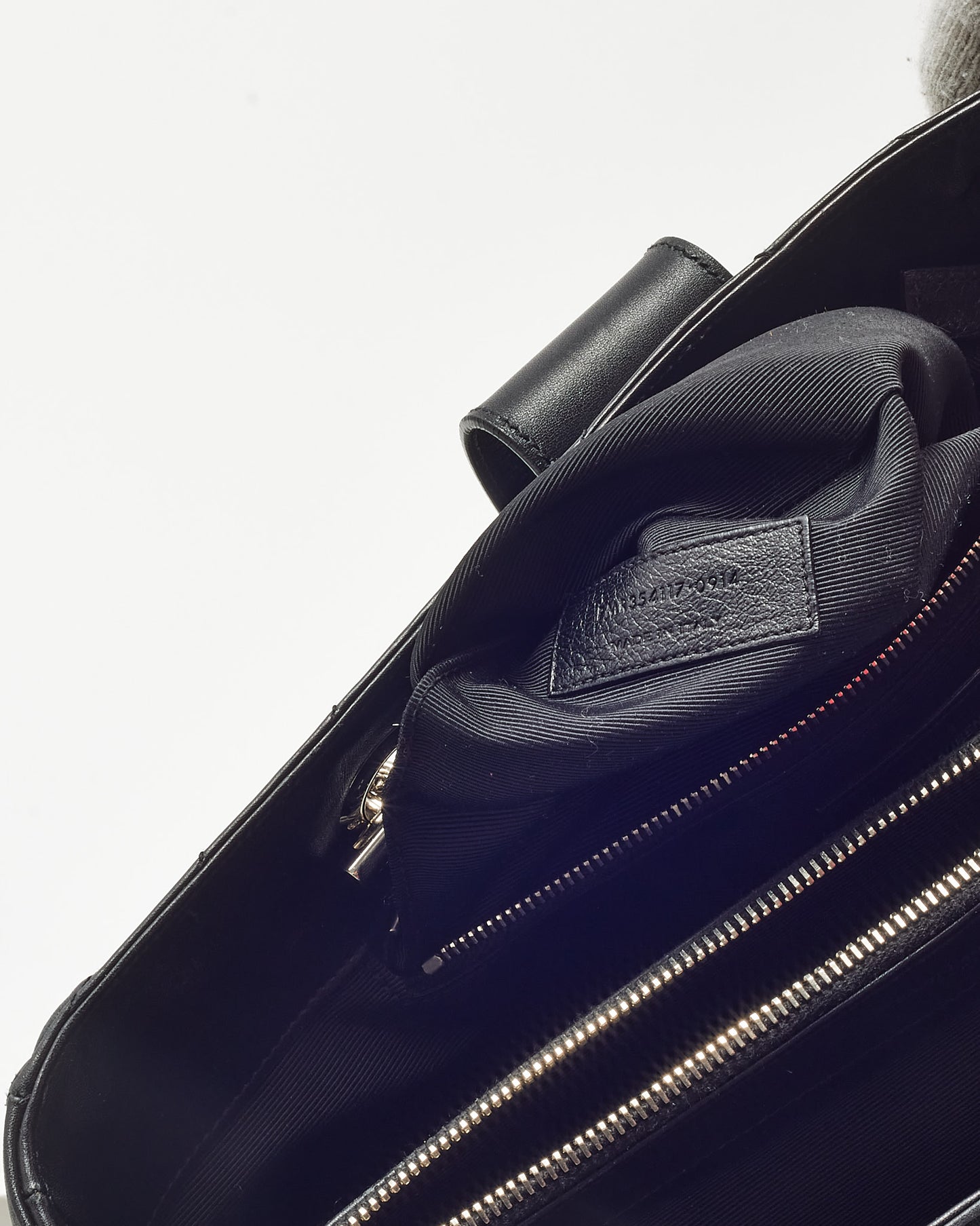 Sac cabas Saint Laurent YSL grand format en cuir noir matelassé chevrons, finitions argentées.