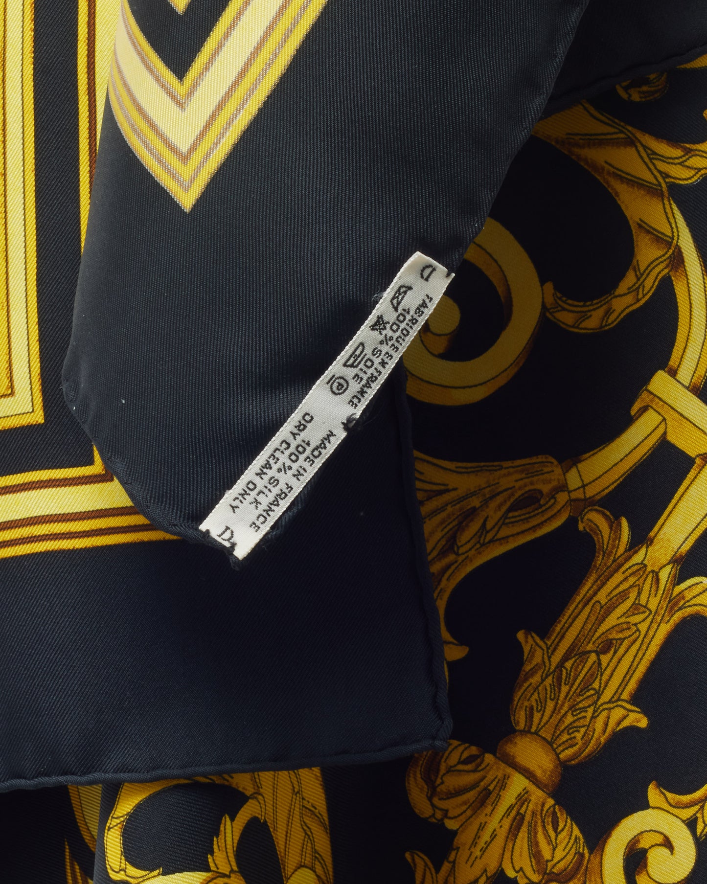 Foulard Hermès en Soie Imprimée 90cm Noir/Doré/Multicolore "Les Tuileries"