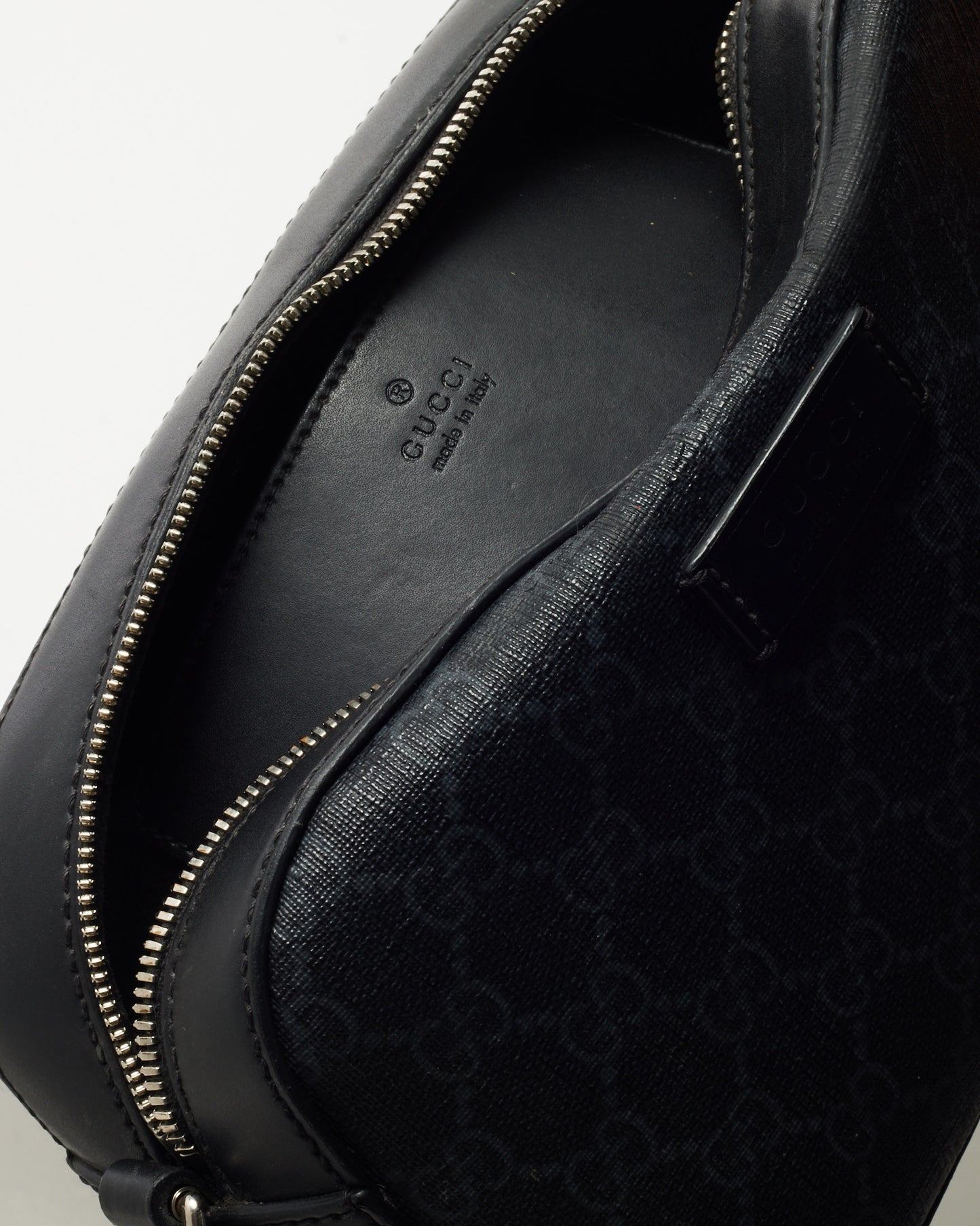 Sac Messenger petit format Gucci en toile GG Supreme Monogram noire