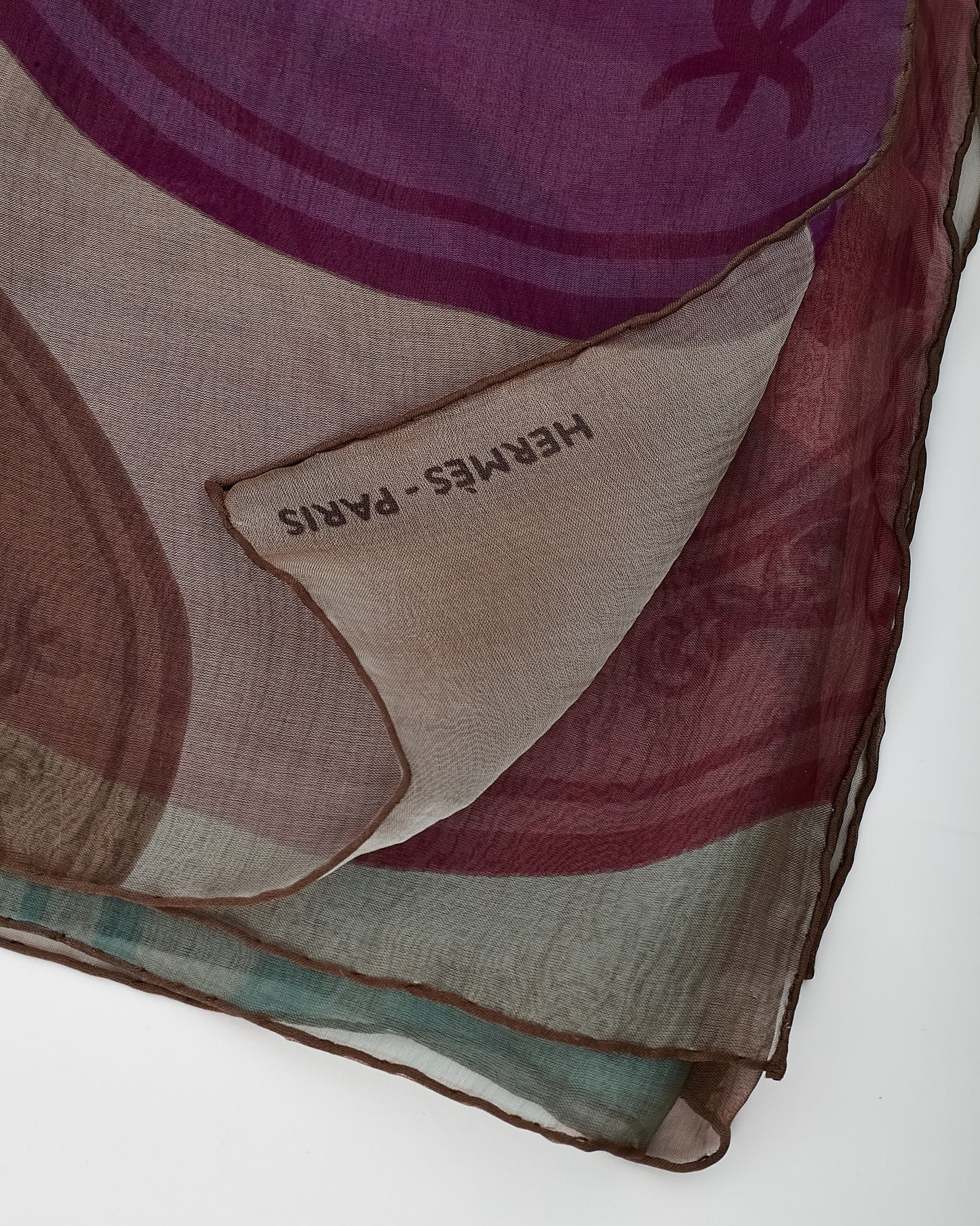 Foulard Hermès en soie imprimée 90 cm multicolore vert/rouge/jaune/marron « Chasse en Inde »