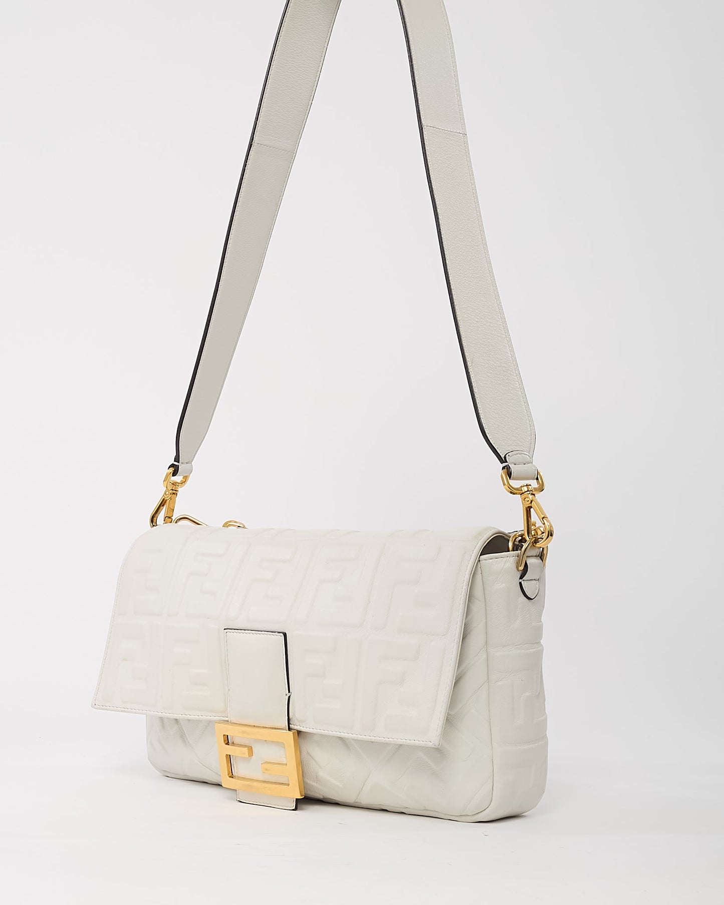 Sac bandoulière Chanel GST en cuir caviar noir avec finition argentée