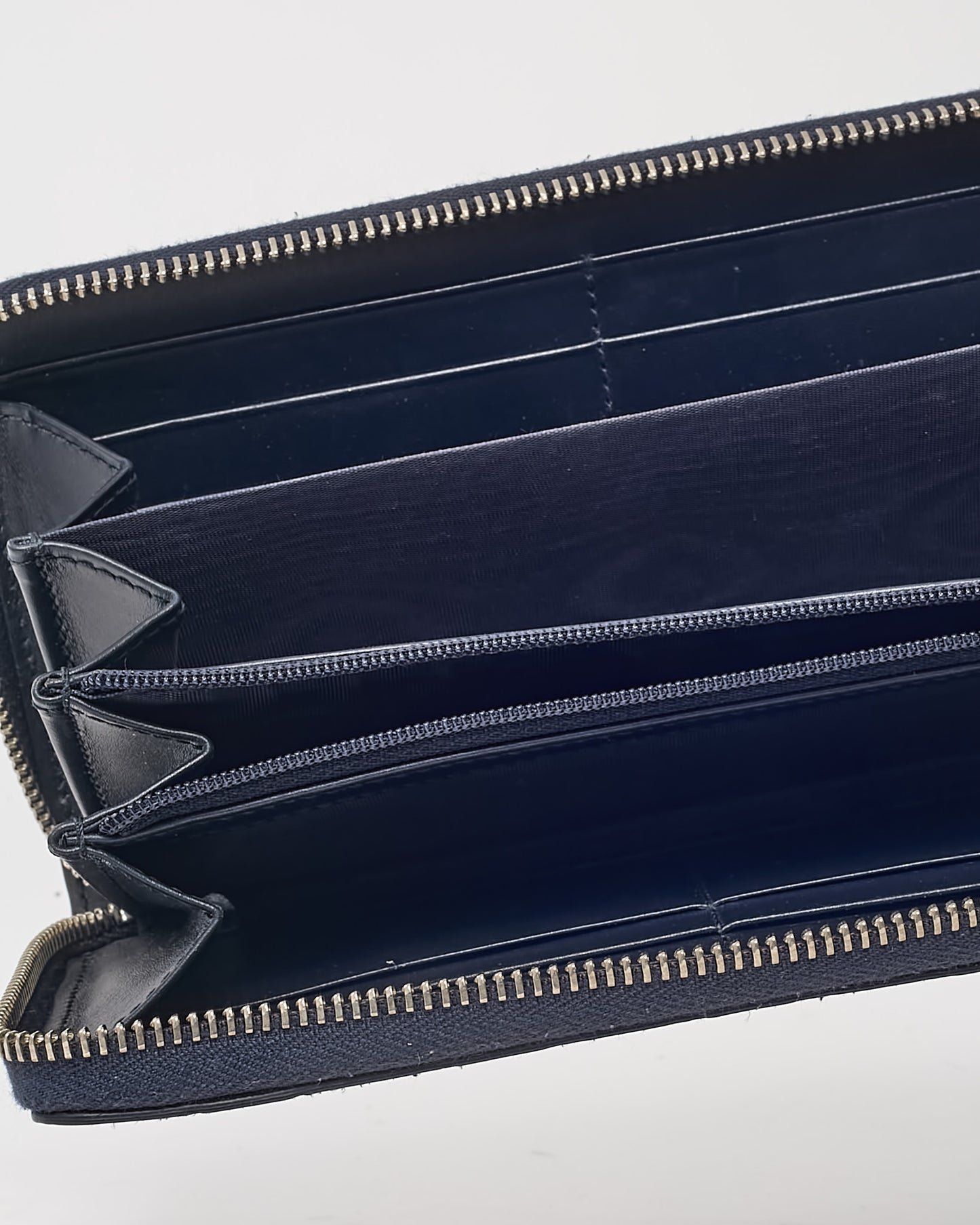 Portefeuille compact Gucci Marmont en cuir matelassé diagonal torchon GG bleu marine et blanc