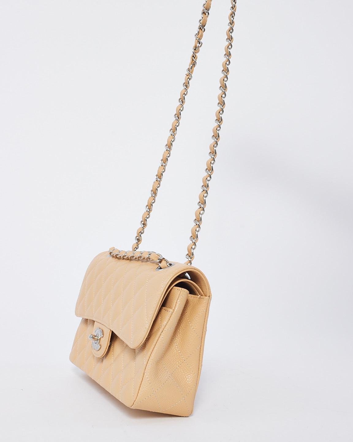 Petit sac à bandoulière classique à double rabat en cuir caviar beige Chanel avec SHW