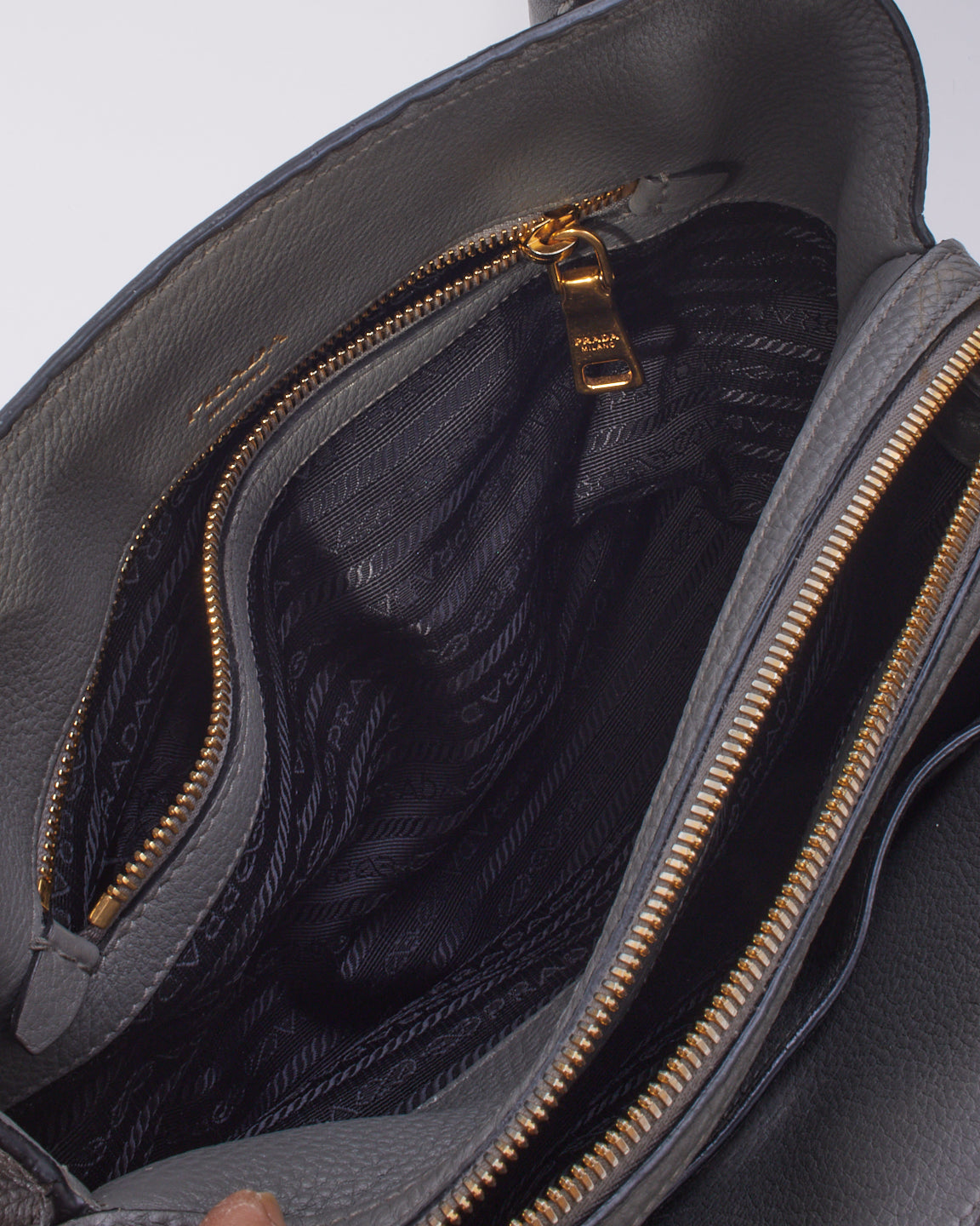 Sac fourre-tout moyen Prada Vitello Daino gris à poignée supérieure