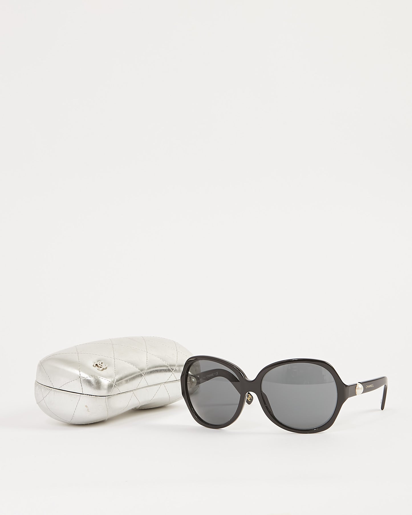 Lunettes de soleil Chanel noires arrondies avec accent de perles 5141-H