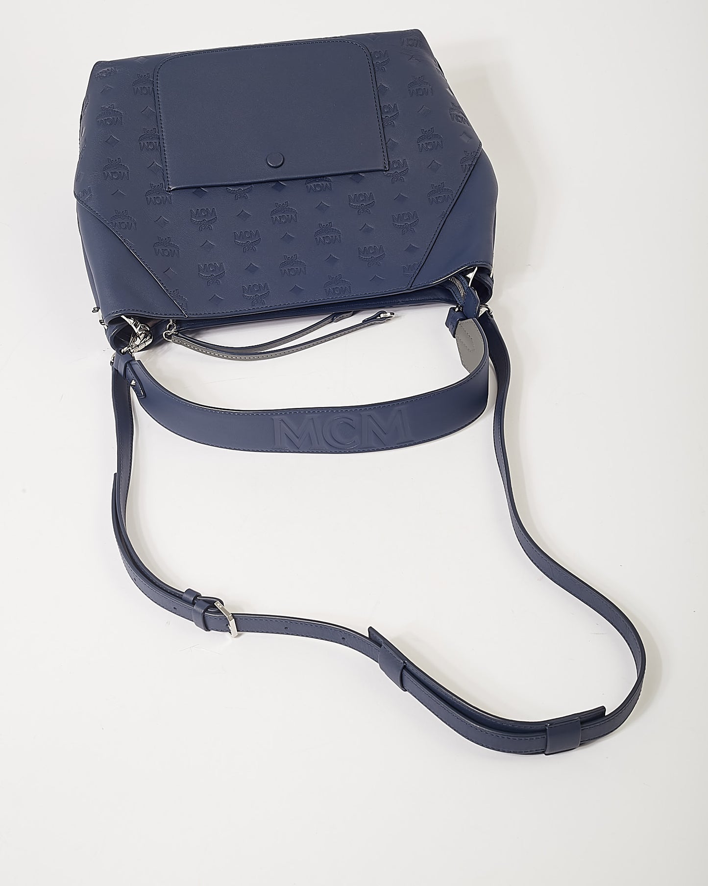 Sac à bandoulière Klara Hobo en cuir embossé monogramme bleu marine MCM