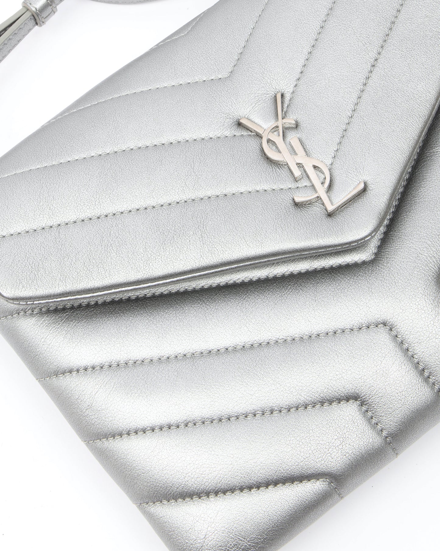 Sac bandoulière enveloppe en cuir à chevrons argenté Saint Laurent