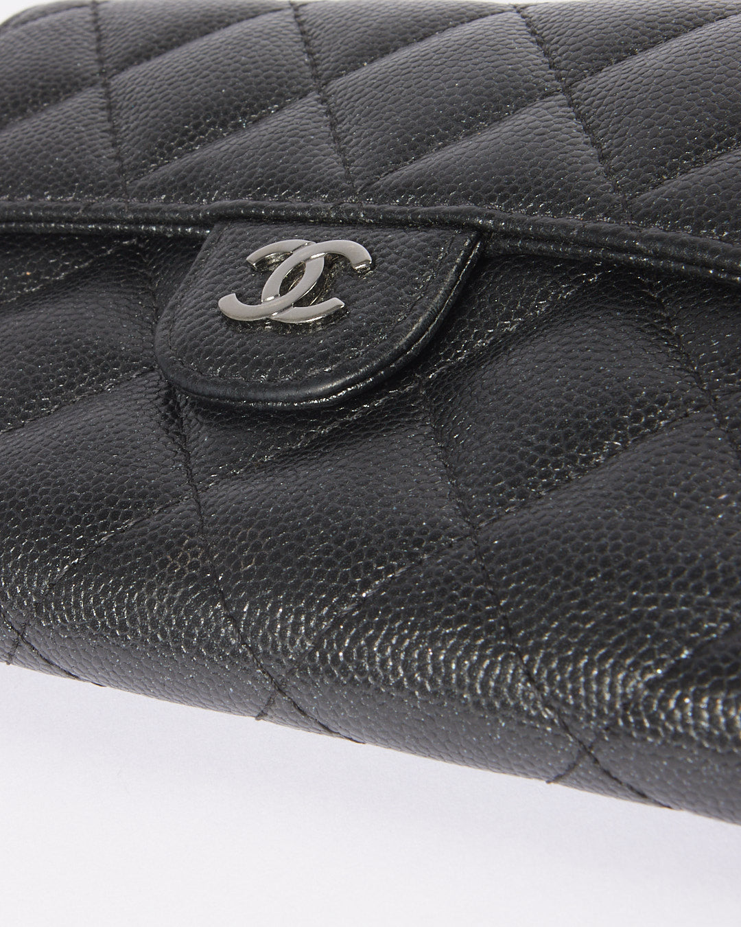 Portefeuille compact à logo CC entrelacé en cuir caviar noir Chanel