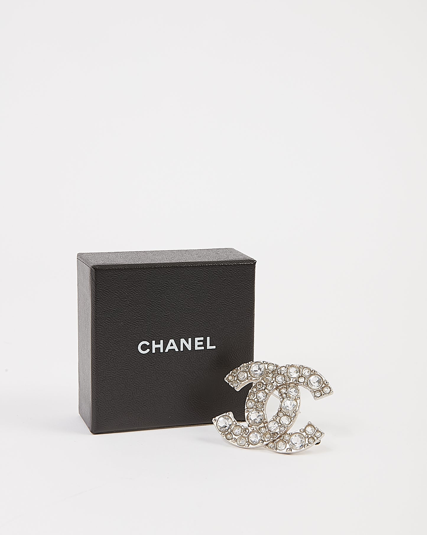 Broche à logo entrelacé CC avec détails en cristal Chanel