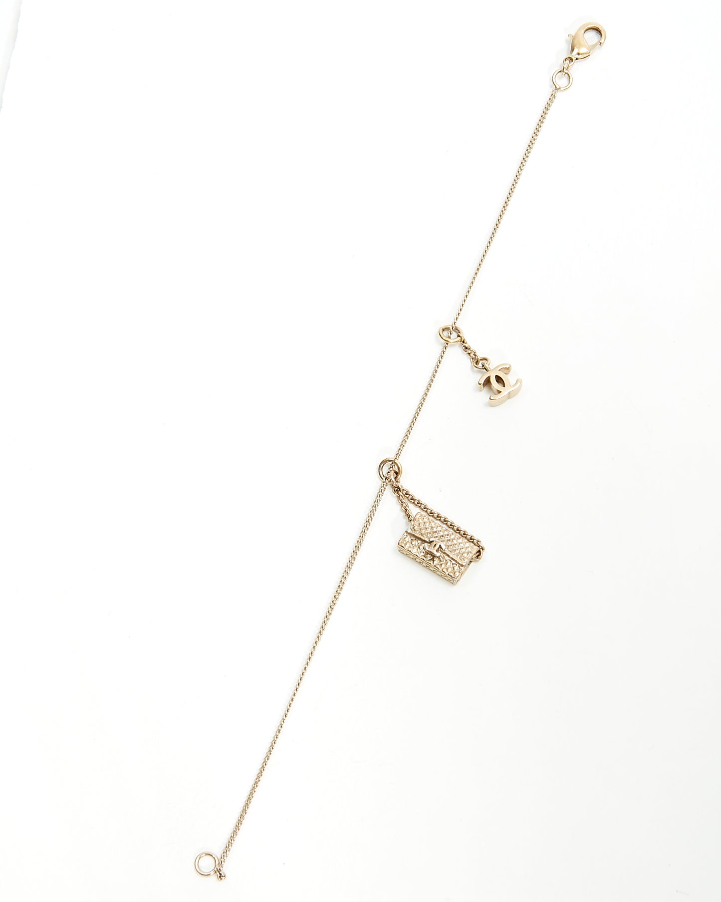 Bracelet pendentif à rabat Chanel et logo CC ton antique Chanel