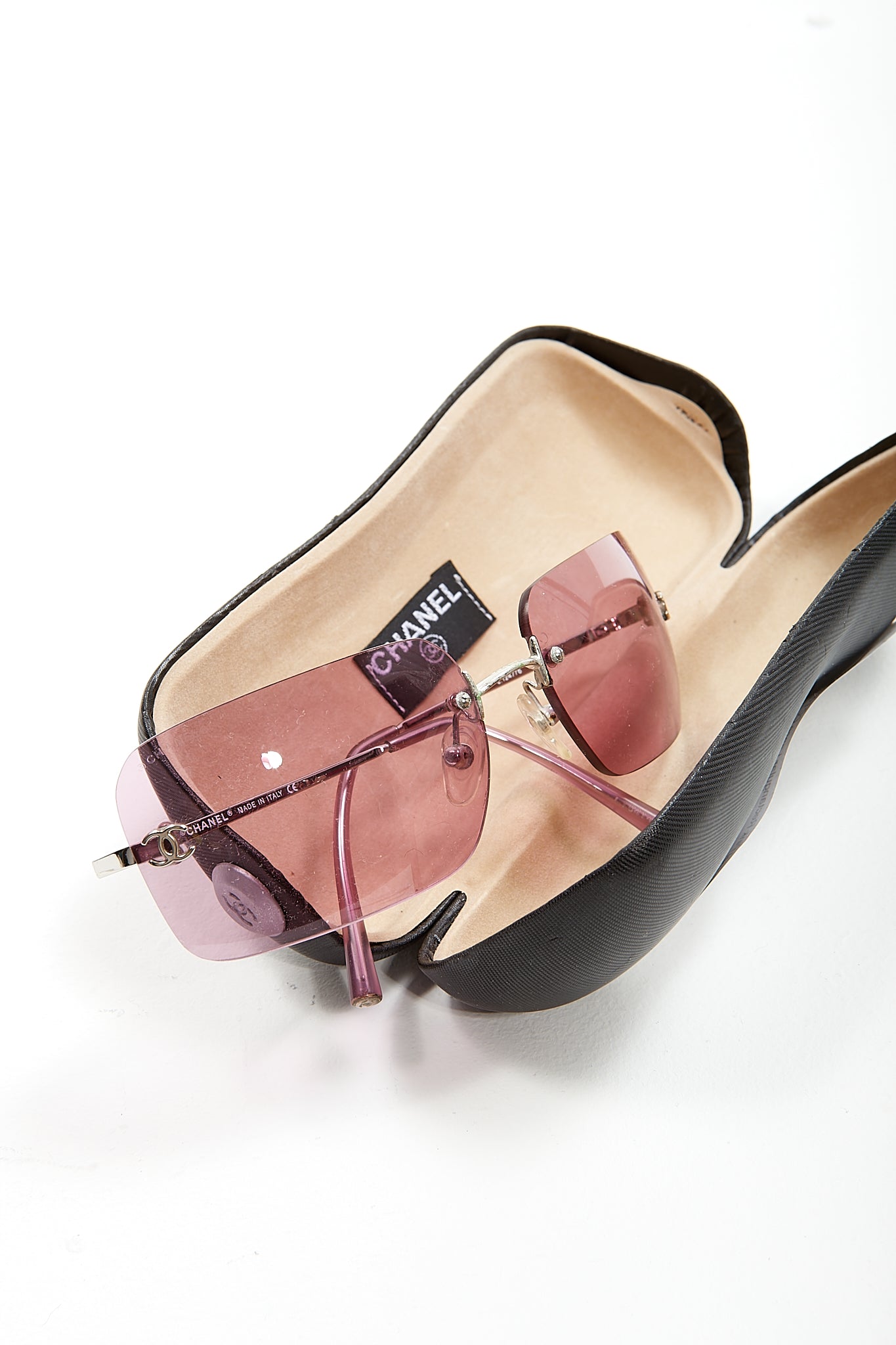 Lunettes de soleil Chanel à verres rectangulaires roses avec logo CC 4017