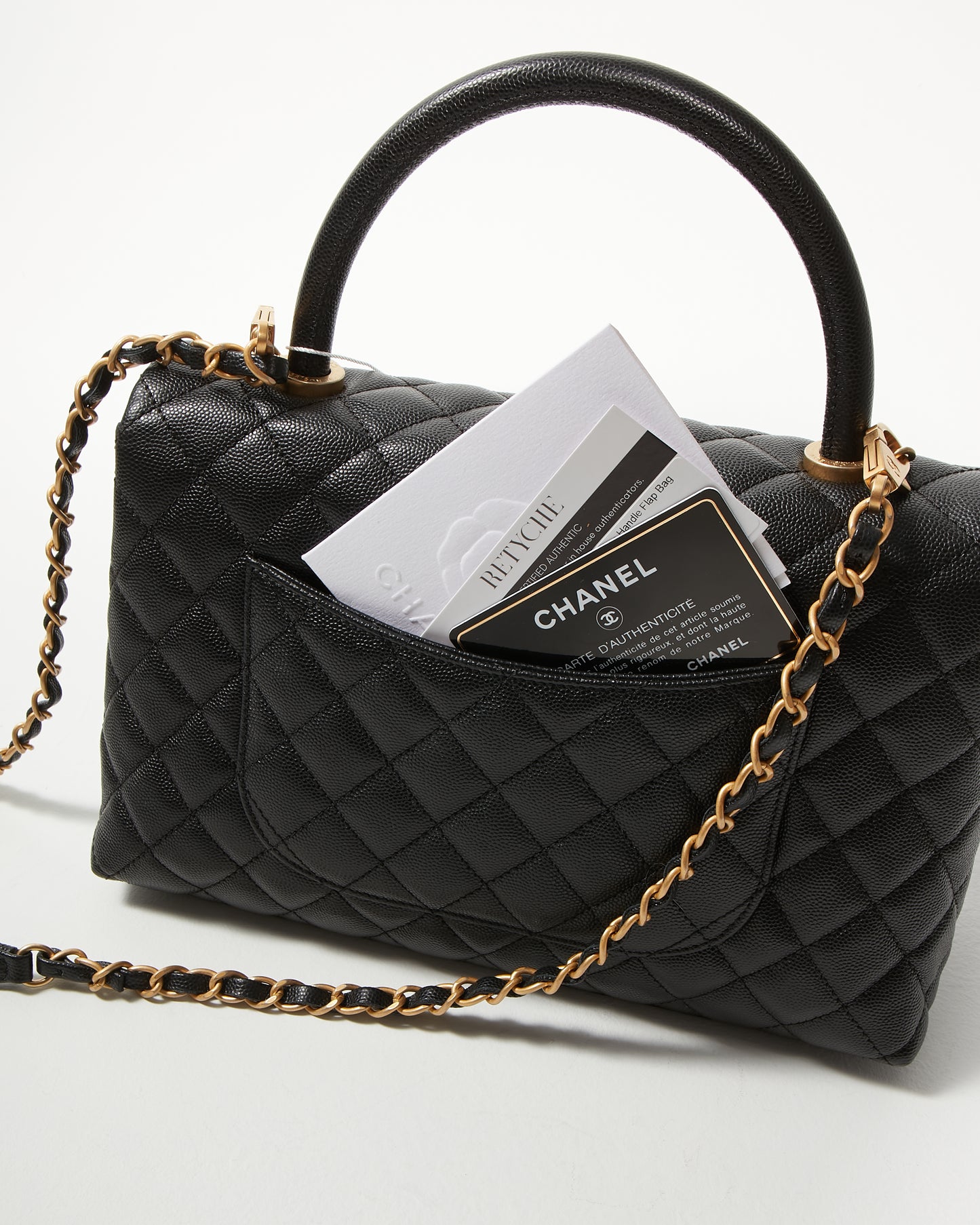 Sac à rabat avec poignée en coco matelassé moyen Chanel Black Caviar