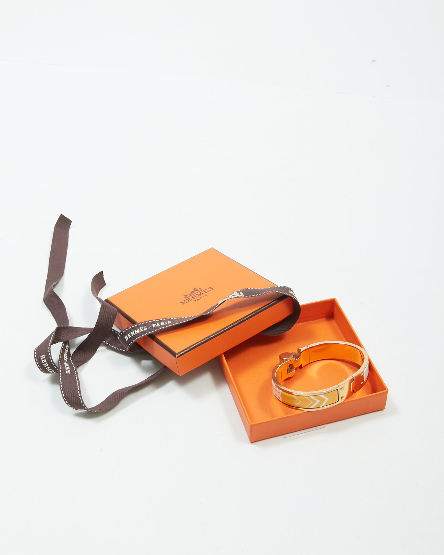 Bracelet en émail à charnière en laiton plaqué or 18 carats Sellier jaune/blanc Hermes