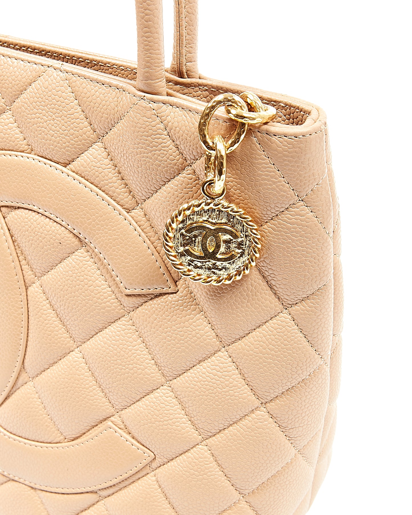 Sac à poignée supérieure à médaillon avec logo CC caviar beige Chanel