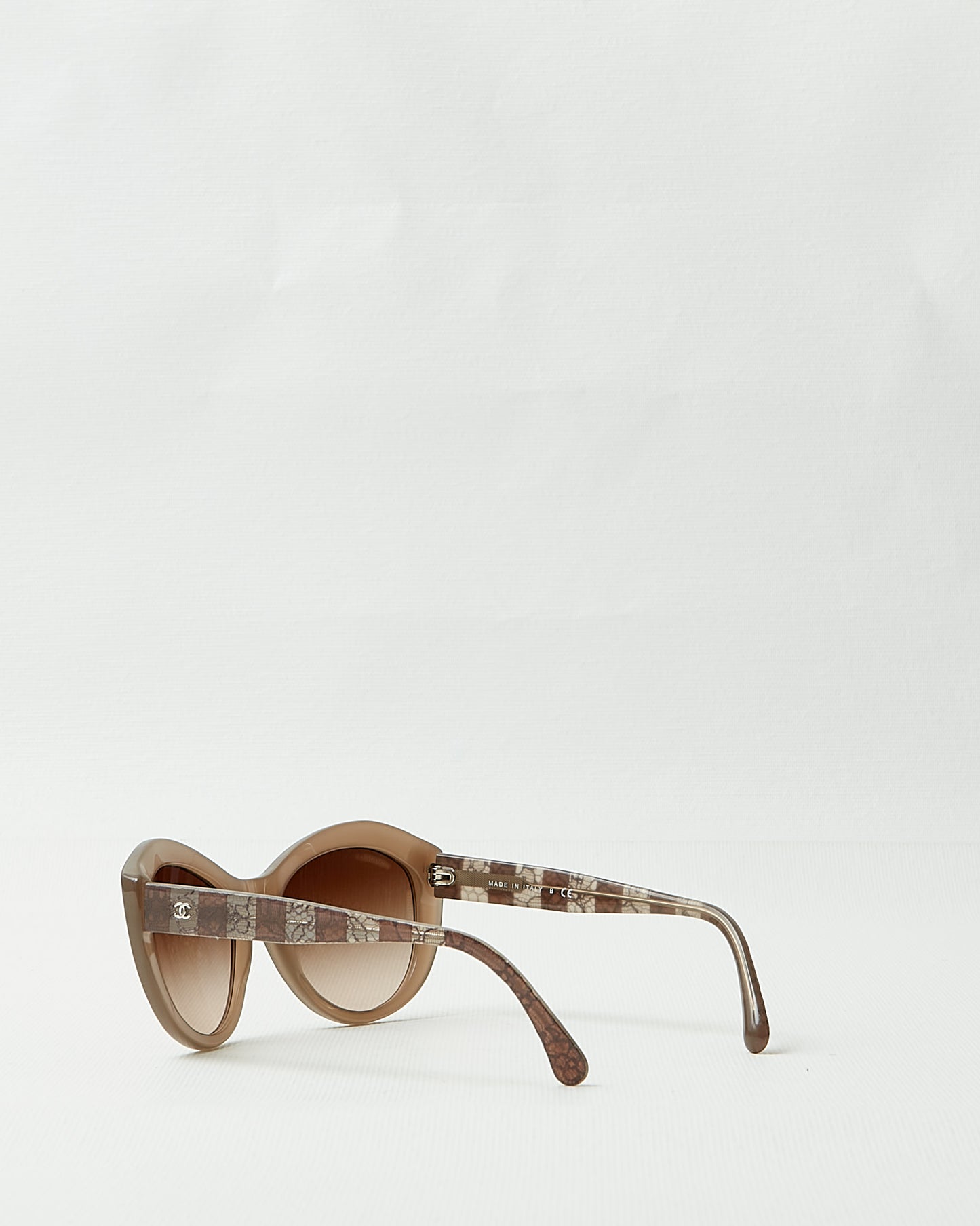 Lunettes de soleil à monture effet dentelle Chanel gris violet 5294