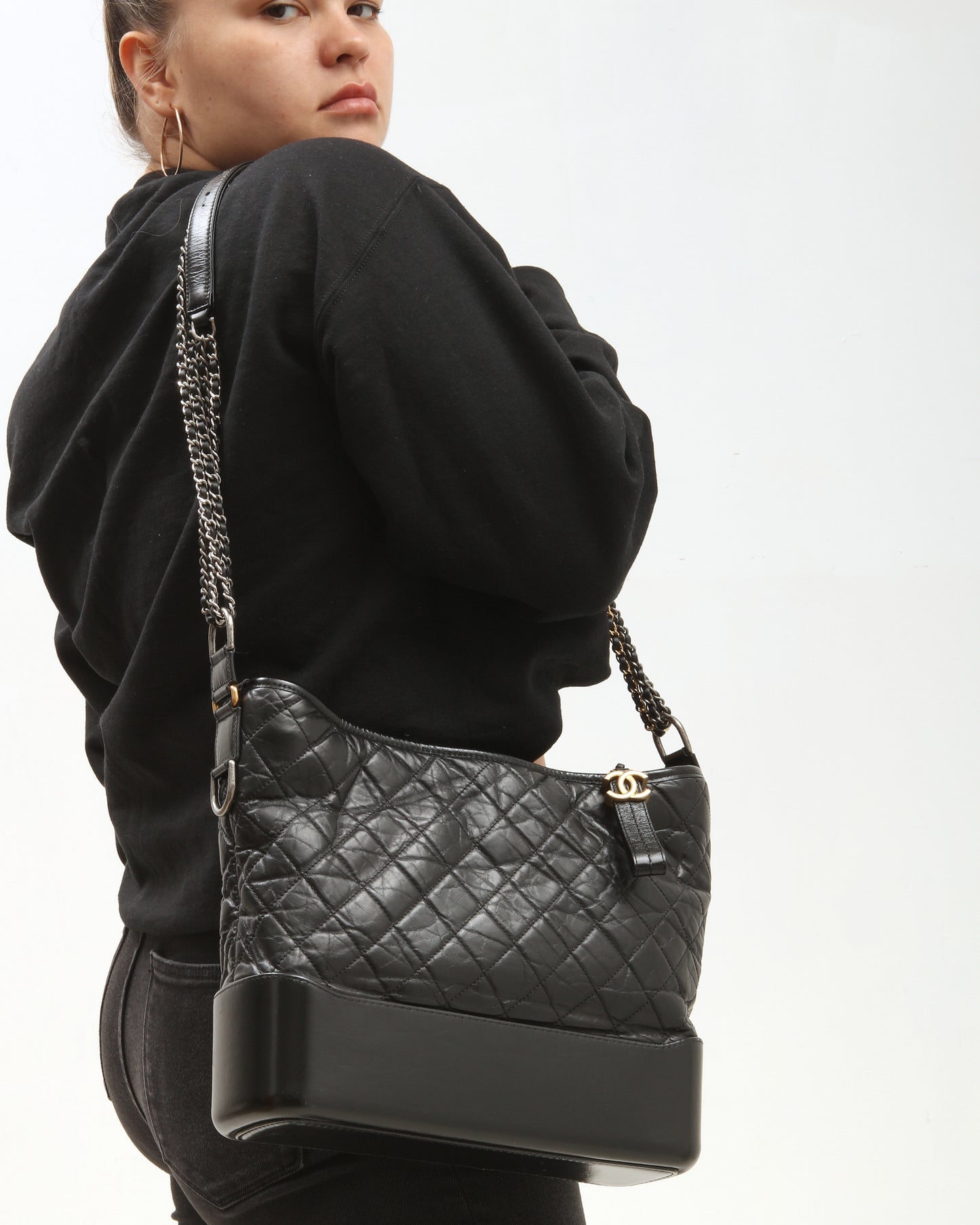 Grand sac Hobo Gabrielle en cuir de veau vieilli noir Chanel