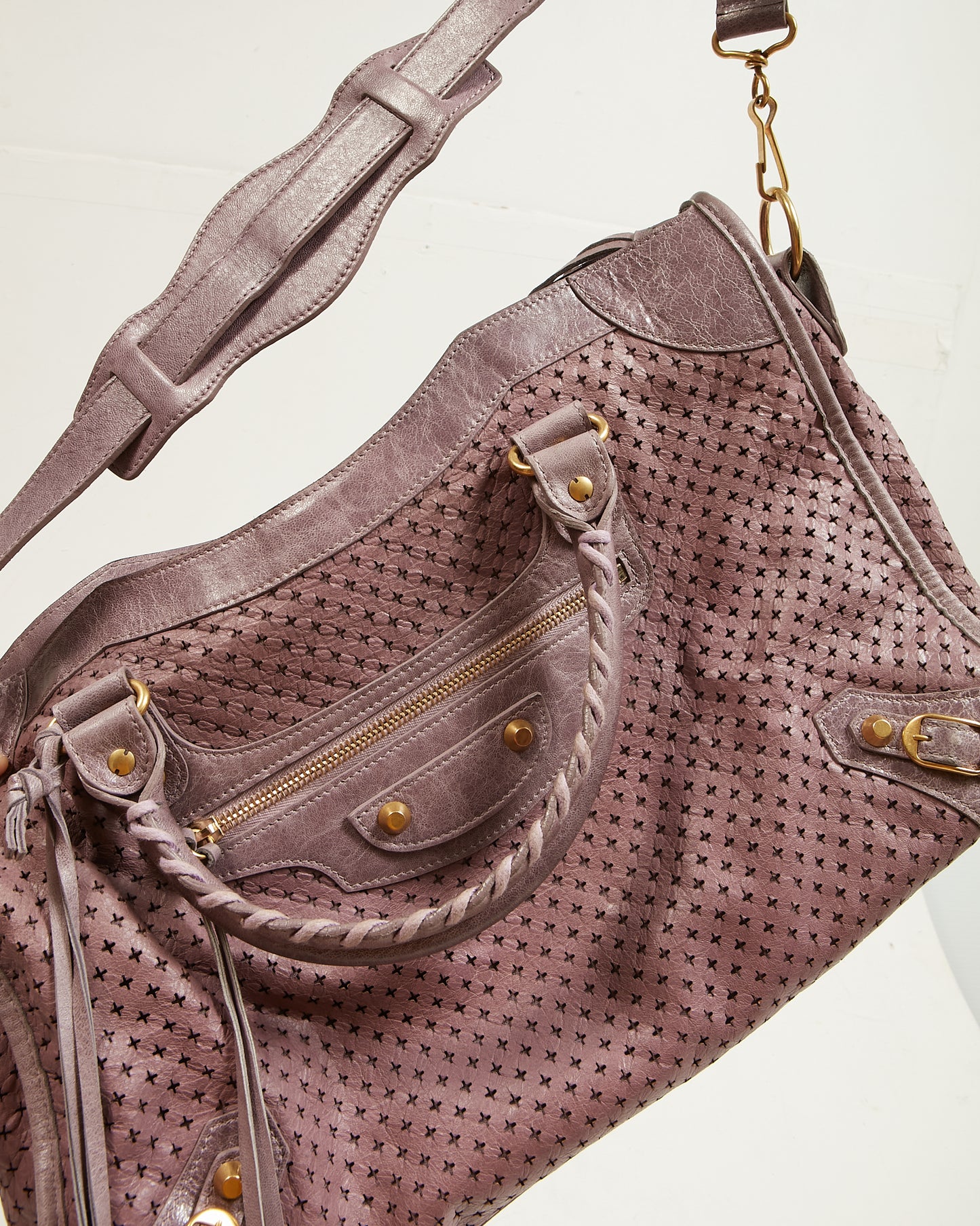 Balenciaga Sac de motocross City en cuir perforé violet