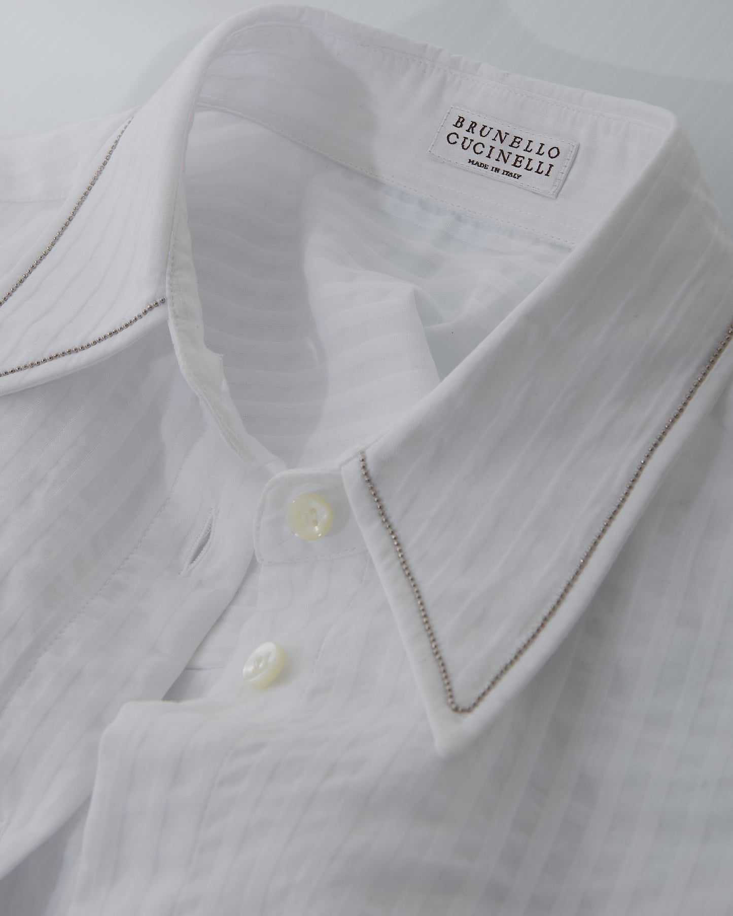 Brunello Cucinelli Boutonné à rayures blanches avec col bijou - Pas de taille