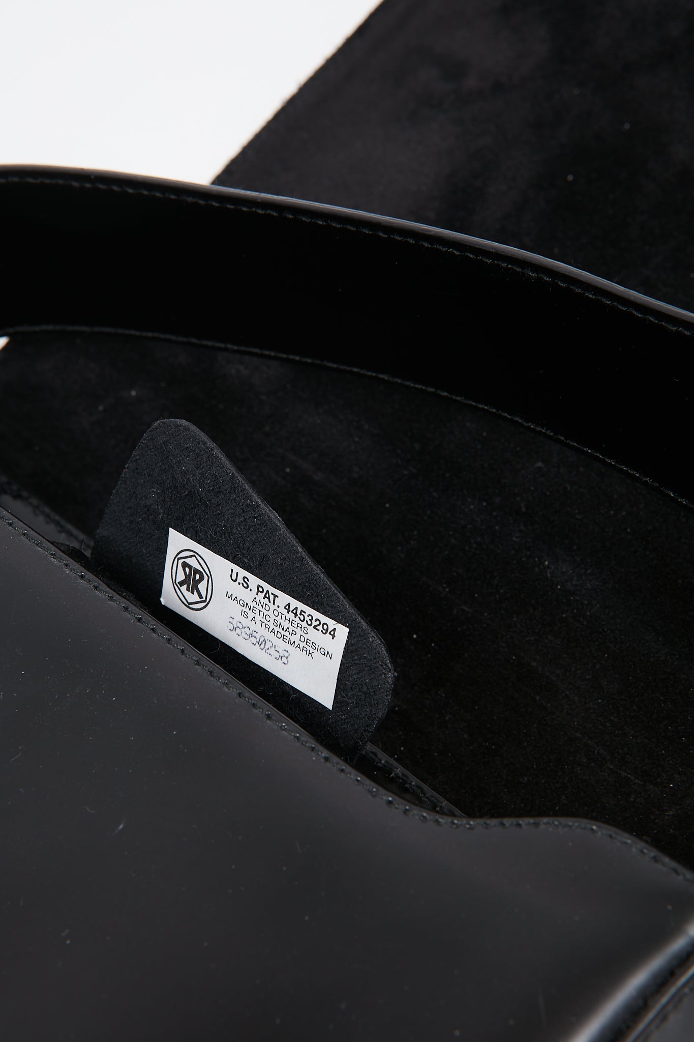 Salvatore Ferragamo Sac bandoulière vintage en cuir lisse noir