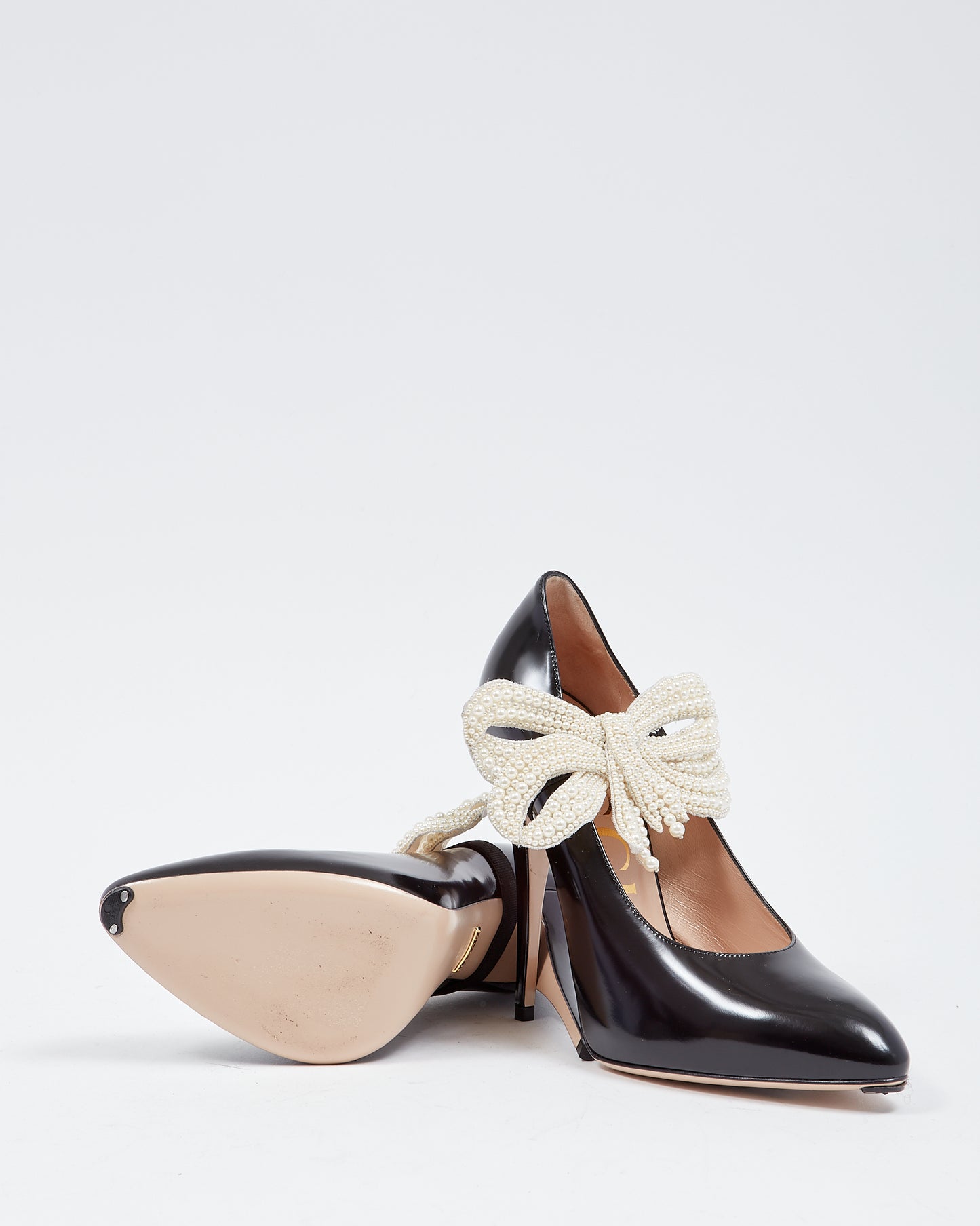 Escarpins Gucci en cuir brillant noir avec nœud en perles - 39