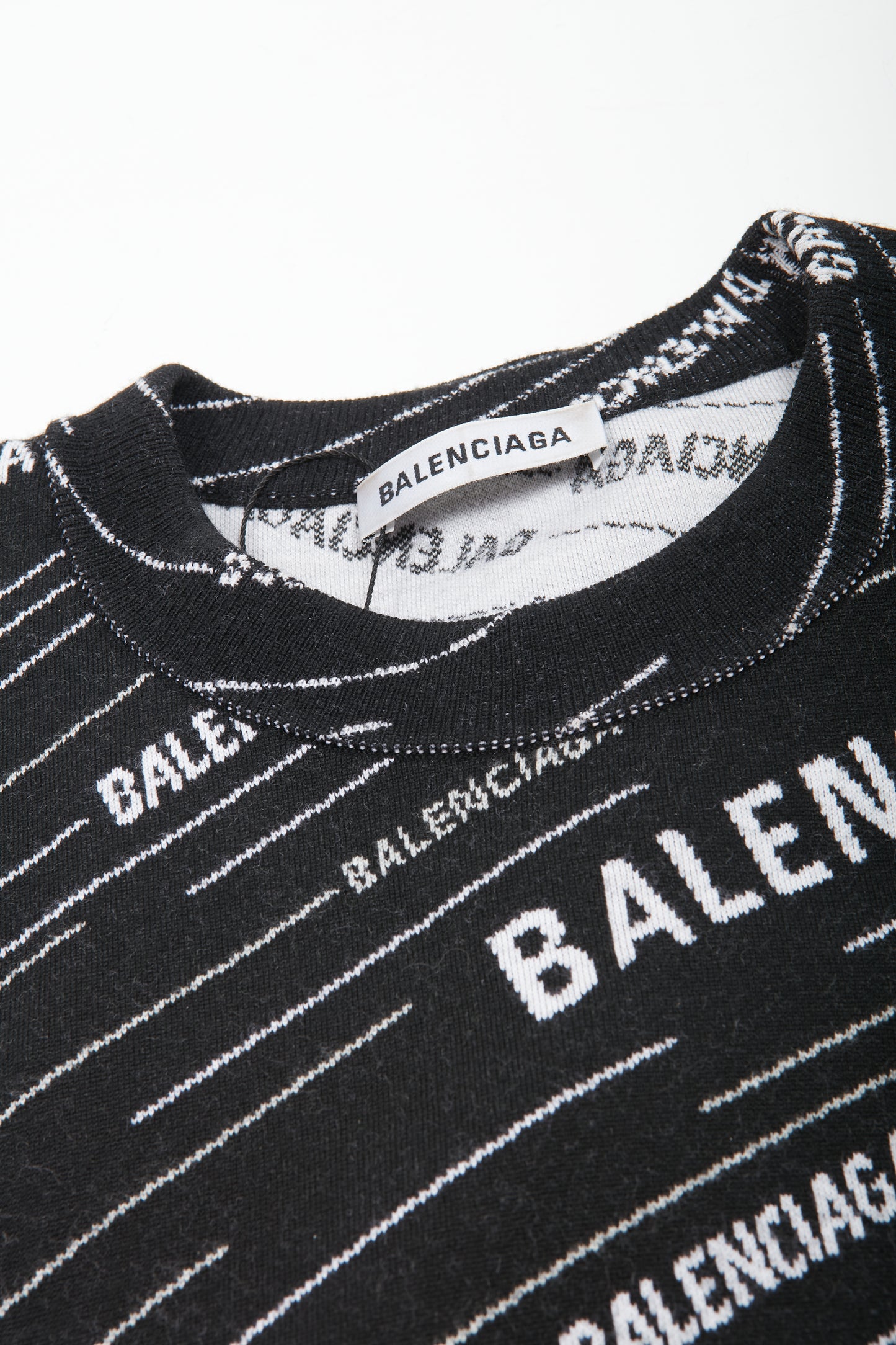Balenciaga Pull à col rond en laine noir Logo Mania - M