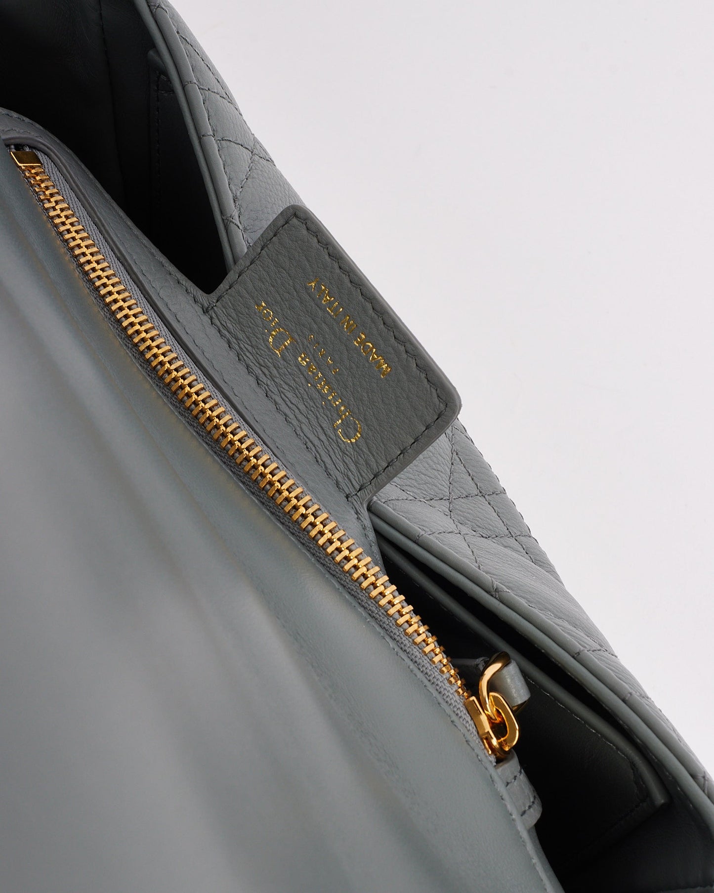 Petit sac Caro en cuir gris (pierre) Dior avec détails dorés