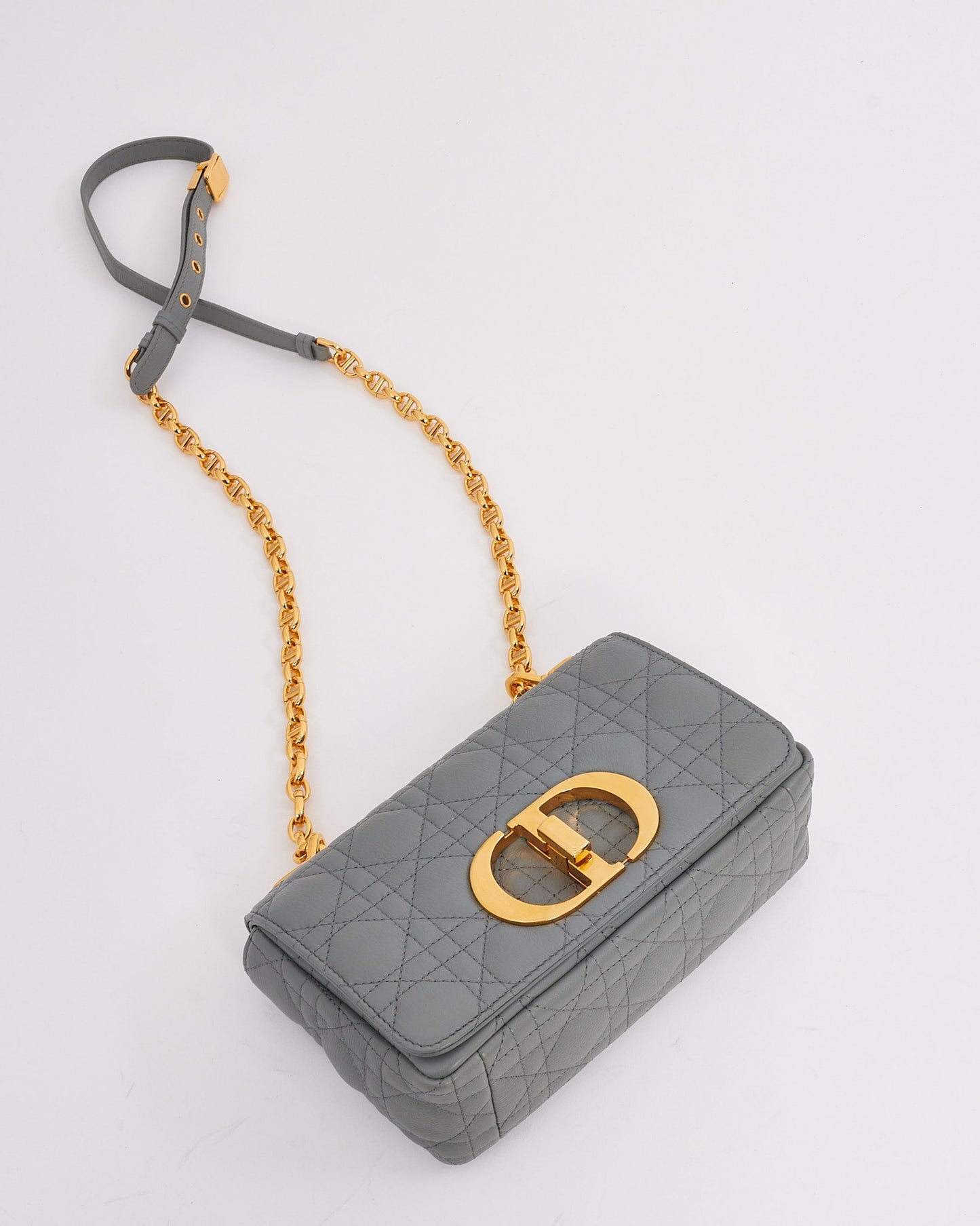 Petit sac Caro en cuir gris (pierre) Dior avec détails dorés