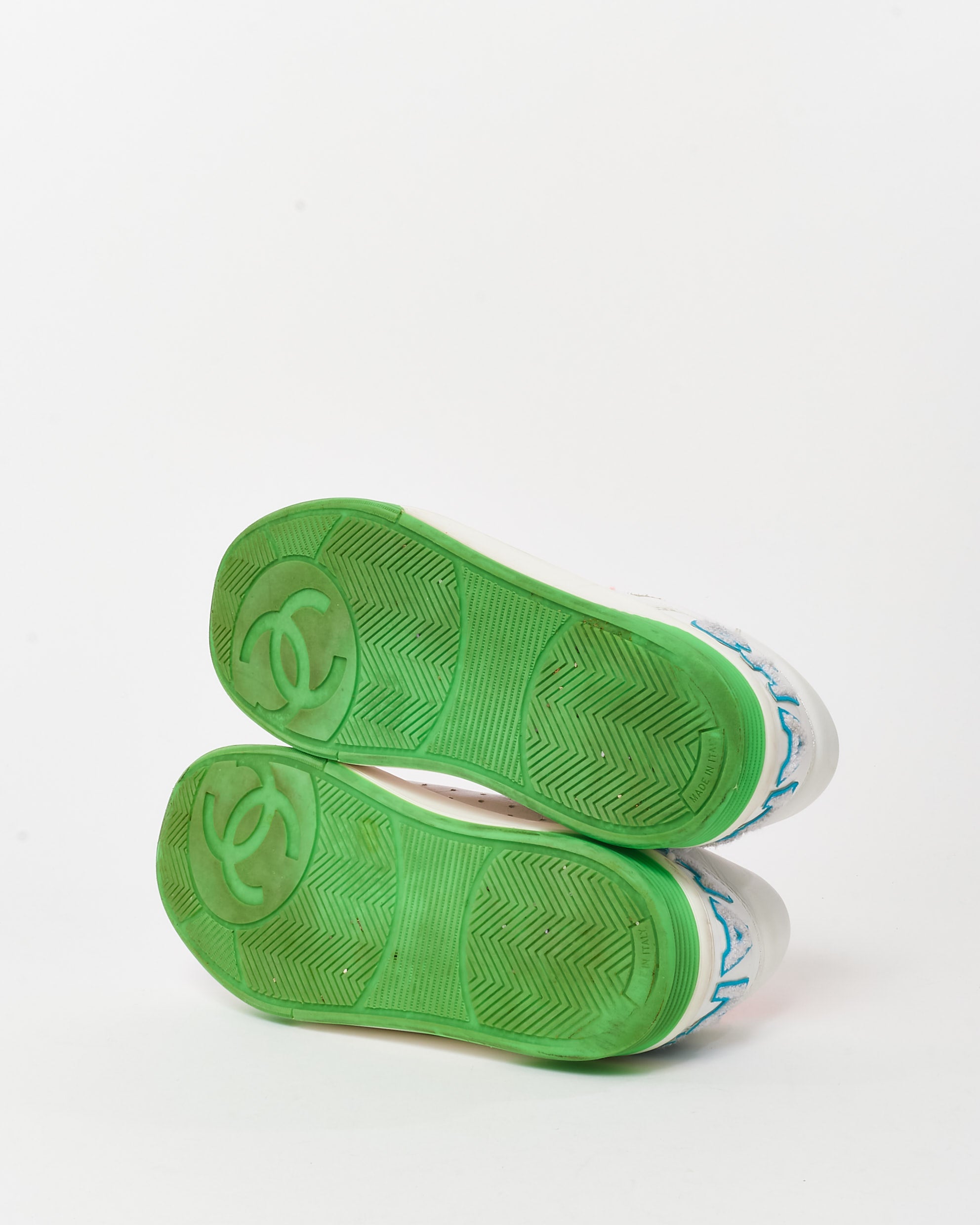 シャネル　12400→ Buy Chanel White and Multi Leather Logo Low-Top Sneakers - 38.5