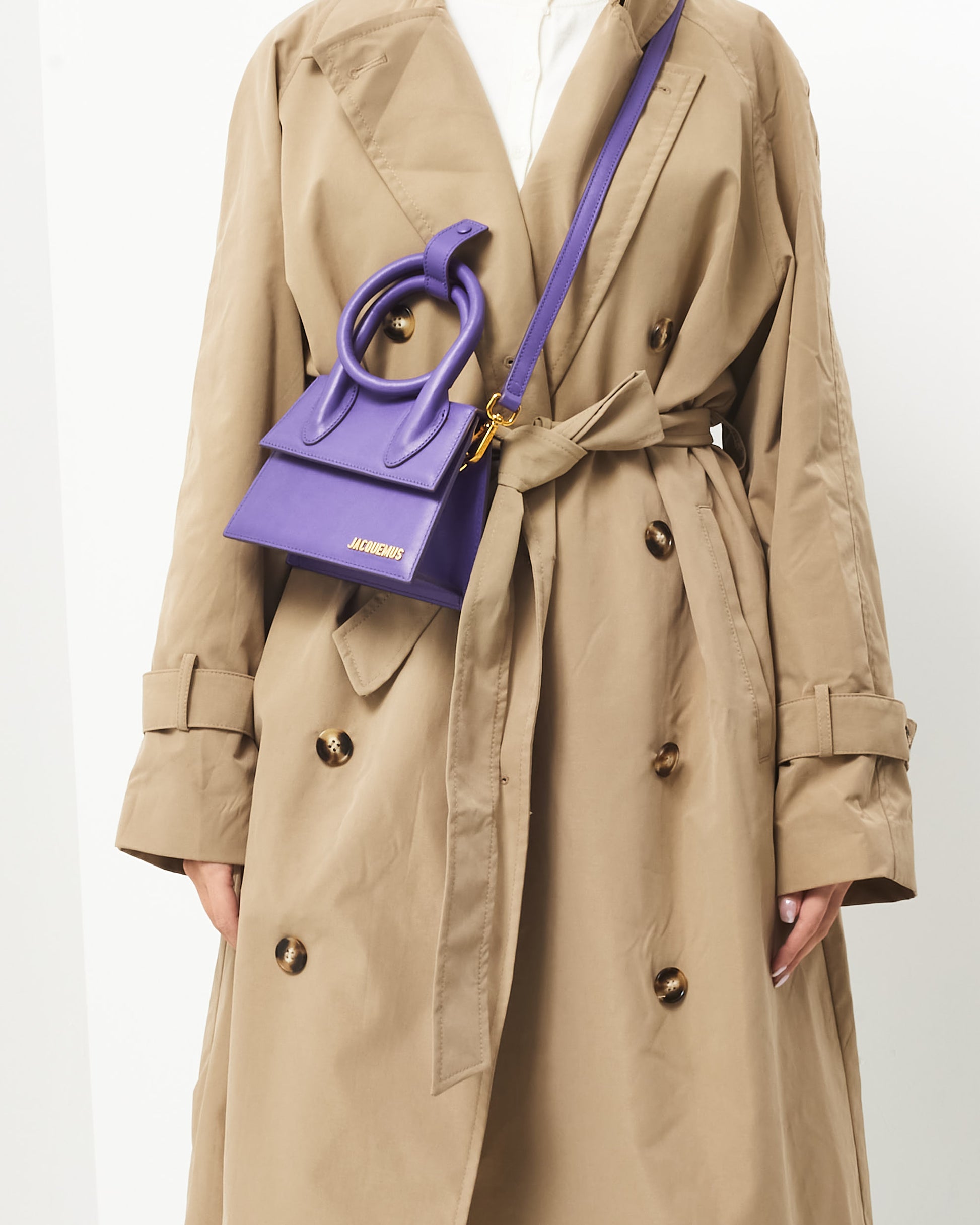 Pre-owned Jacquemus Le Chiquito Noeud mini handbag in vibrant violet leather, featuring a structured trapezoidal silhouette, circular top handles, and gold-tone logo detailing, crossbody.