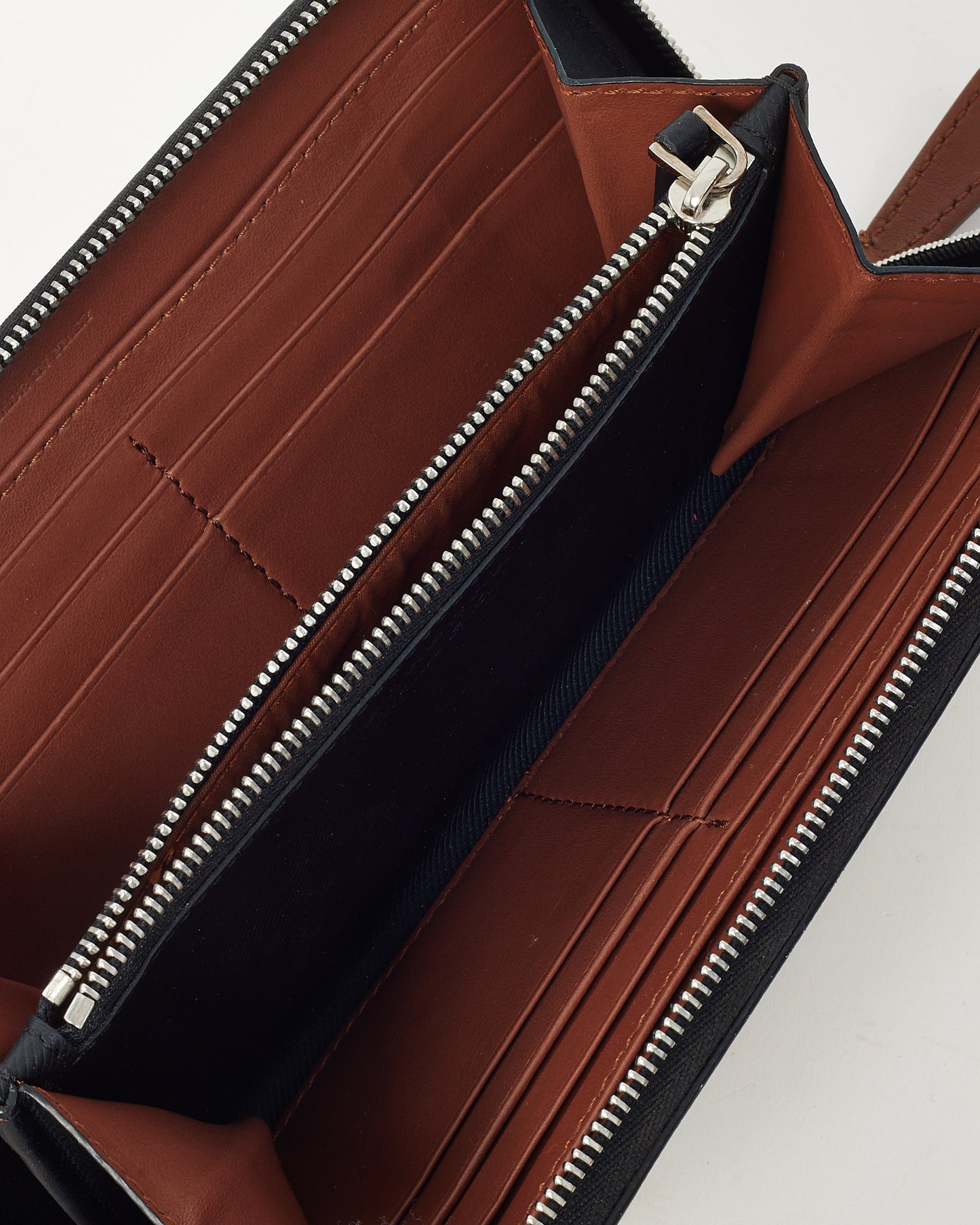 Portefeuille compact Burberry en cuir noir texturé avec logo doré