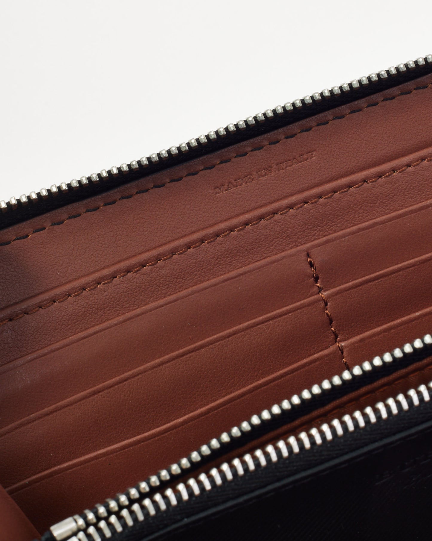 Portefeuille compact Burberry en cuir noir texturé avec logo doré