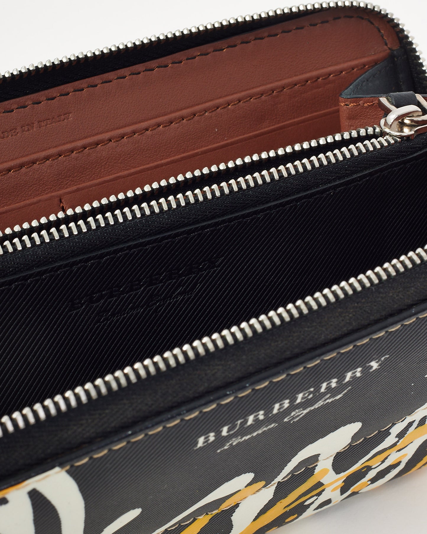 Portefeuille compact Burberry en cuir noir texturé avec logo doré