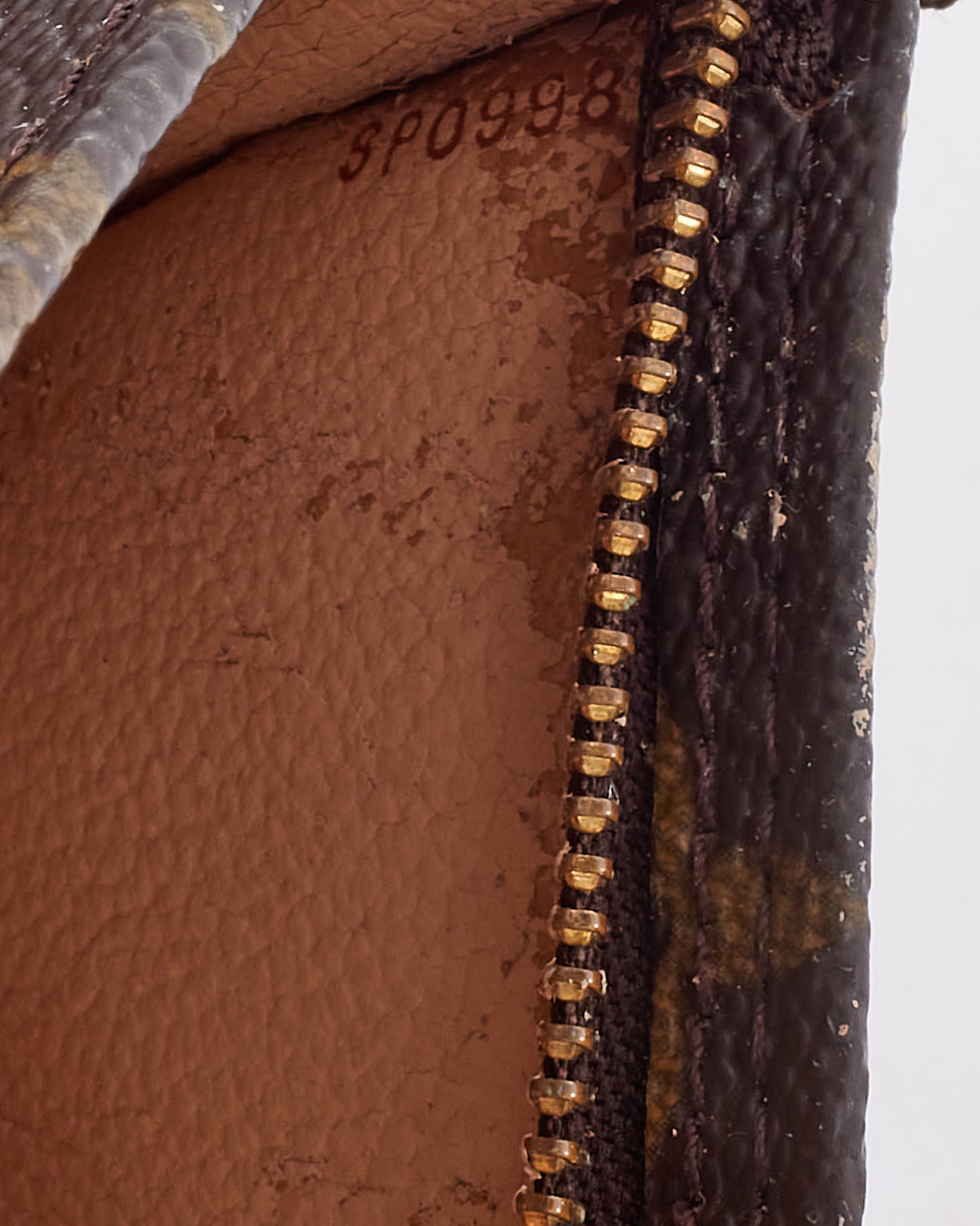 Pochette zippée en toile monogram Louis Vuitton avec chaîne