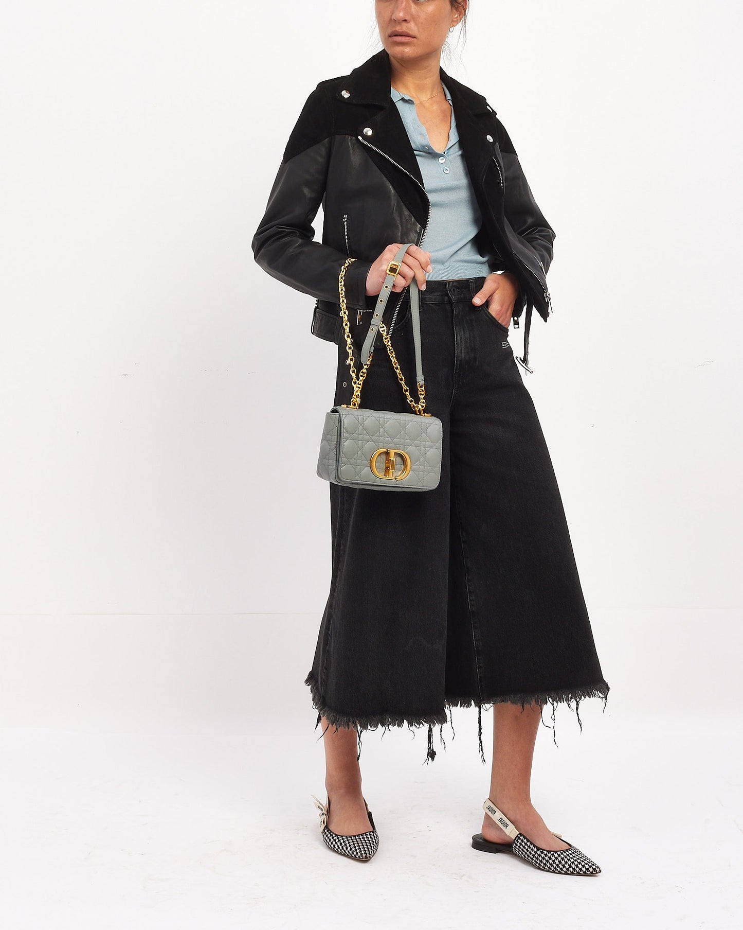 Petit sac Caro en cuir gris (pierre) Dior avec détails dorés