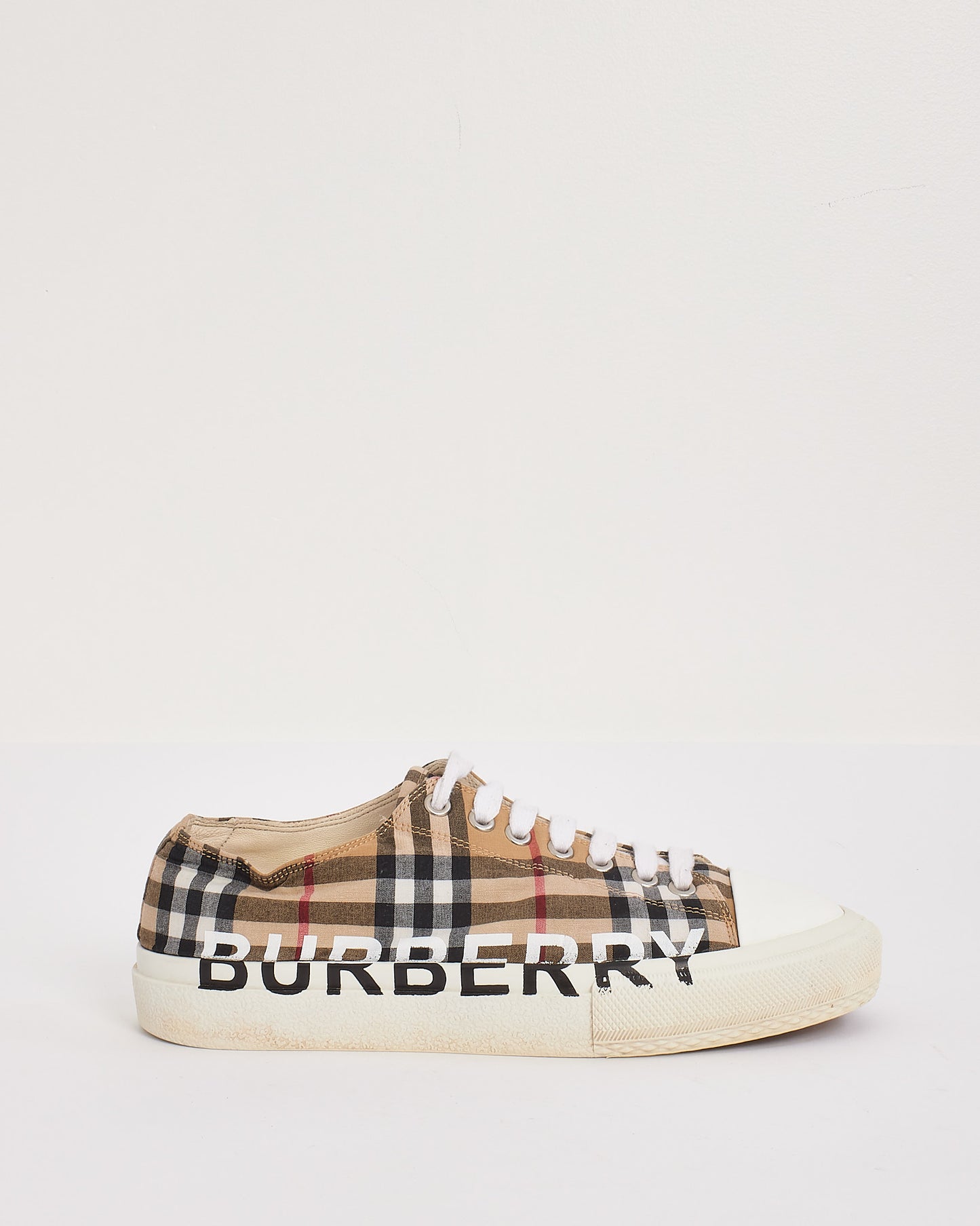 Burberry Baskets en toile beige avec logo imprimé à carreaux - 7