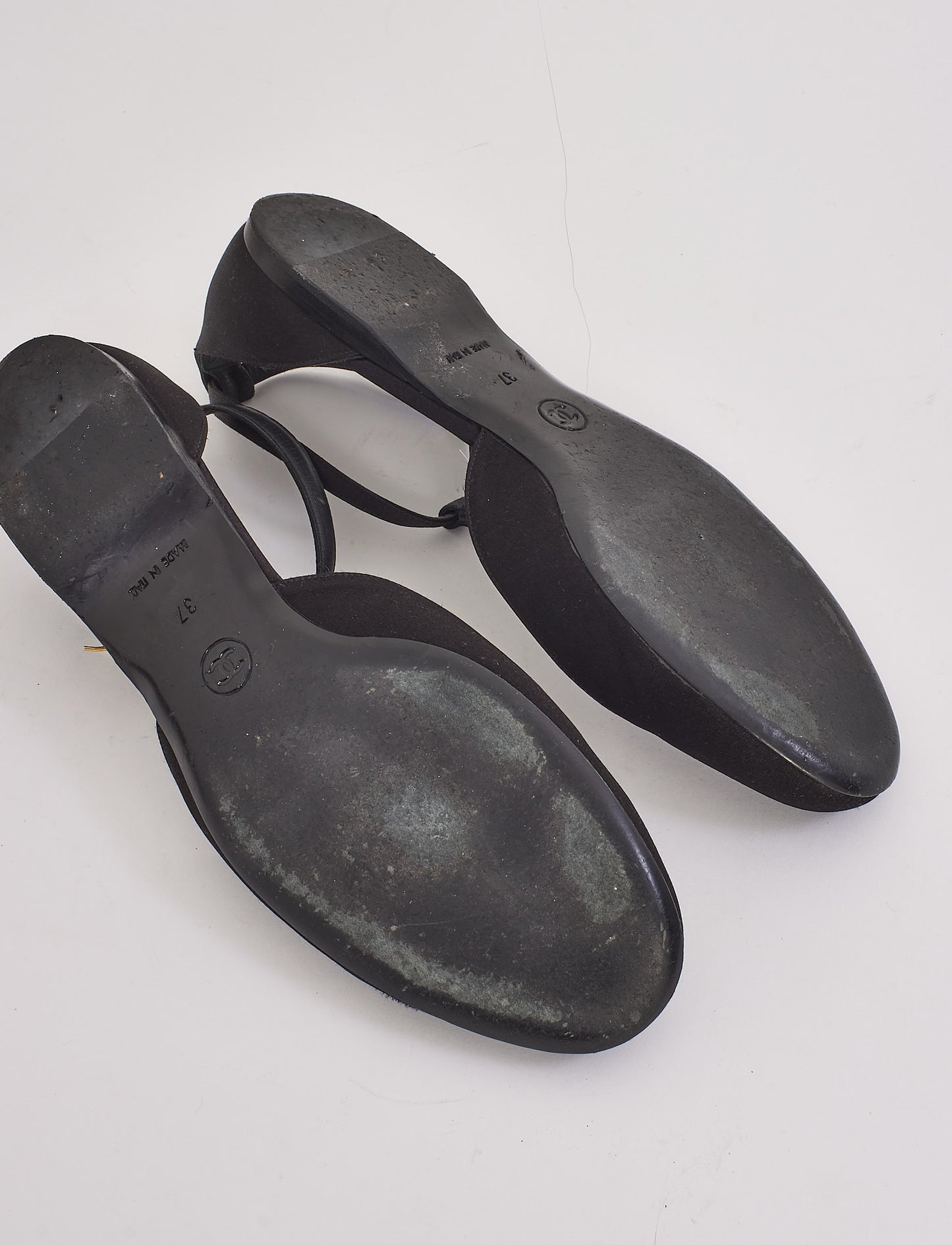 Chaussures plates à bride en T cloutées en satin noir Chanel - 37
