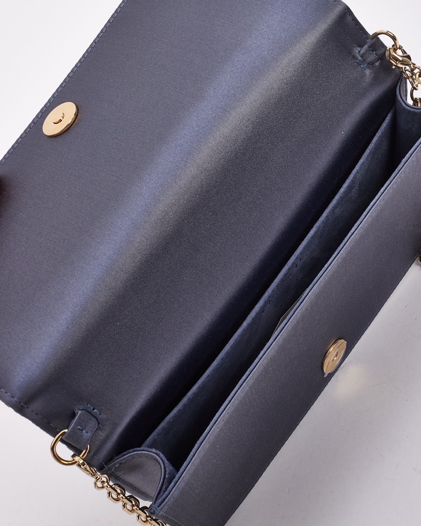 Portefeuille pochette Lady Dior en satin bleu Dior sur chaîne