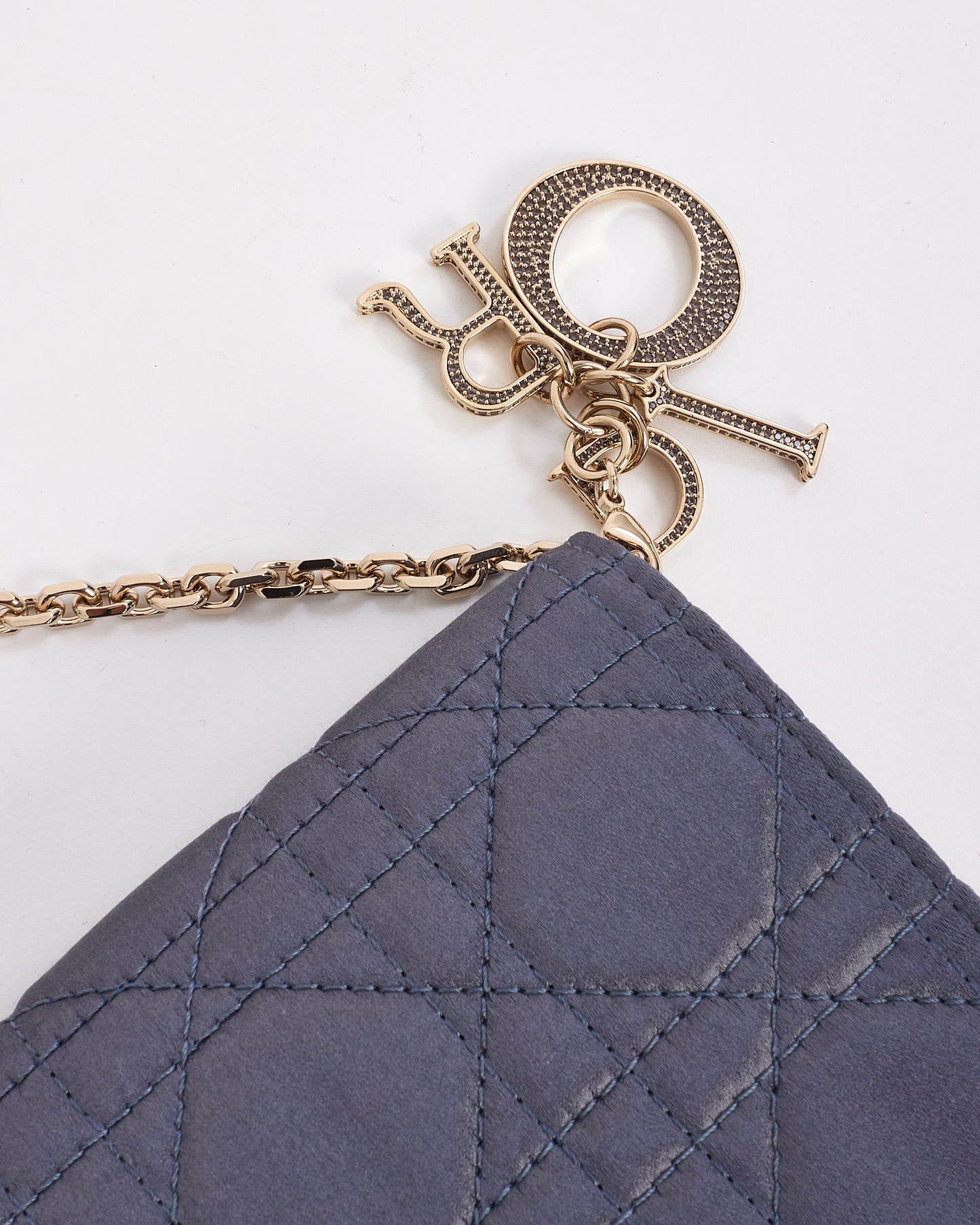 Portefeuille pochette Lady Dior en satin bleu Dior sur chaîne
