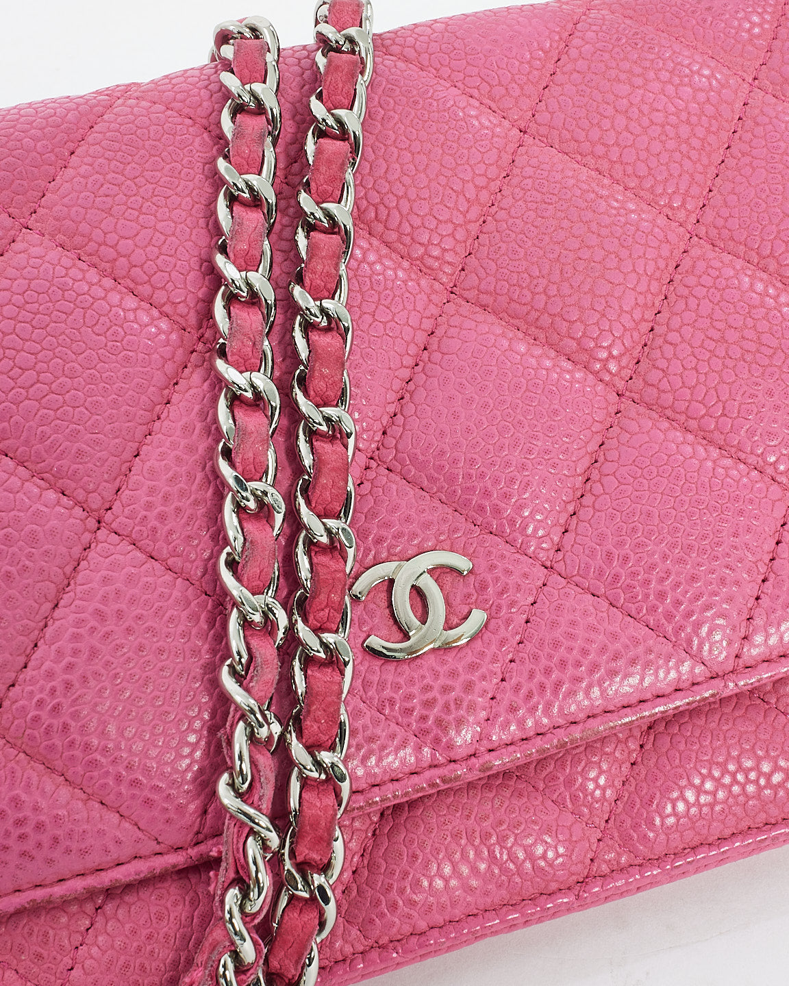Portefeuille CC en cuir caviar matelassé rose Chanel sur sac à chaîne